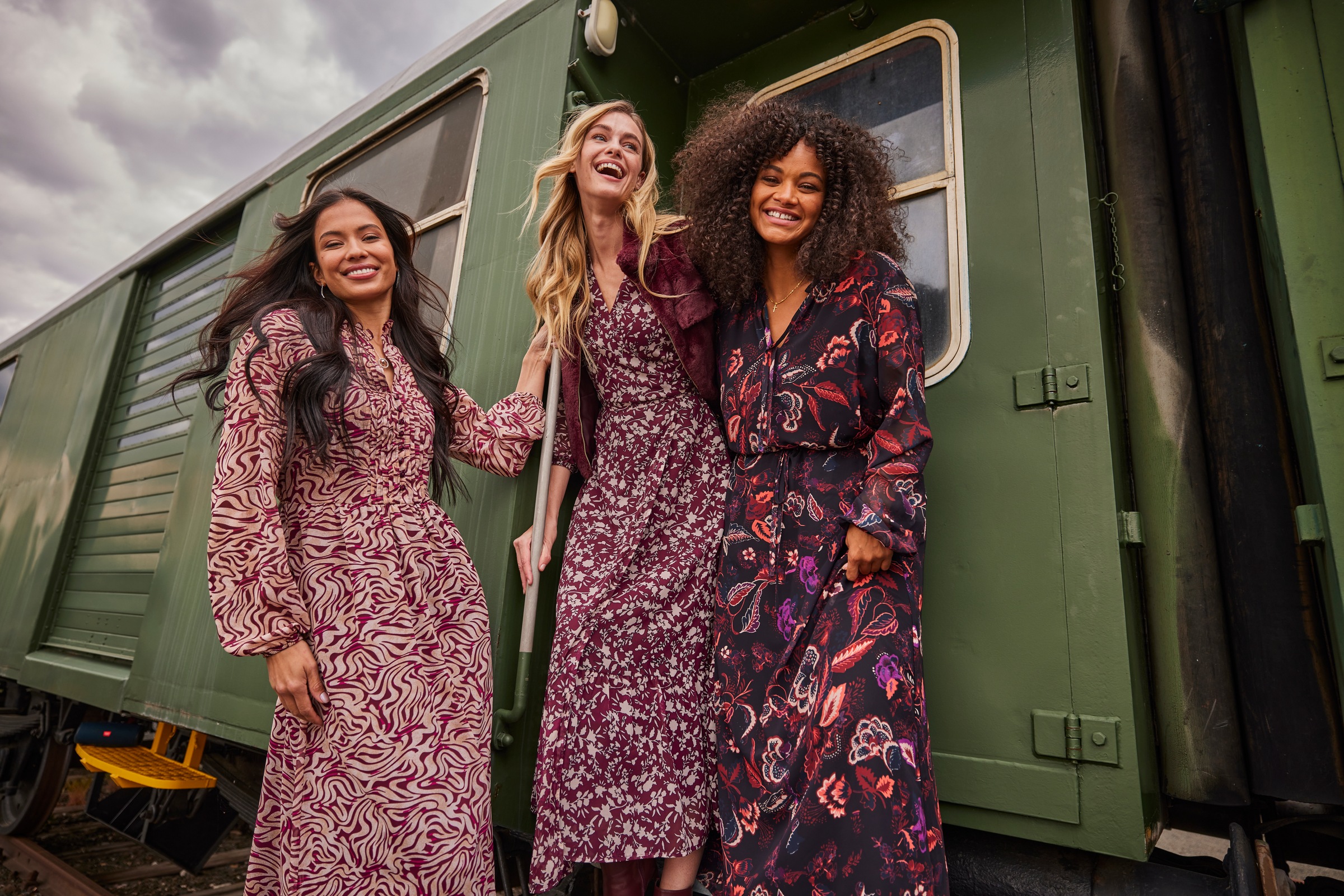 Aniston CASUAL Wickelkleid, mit grafischen Blumendruck - jedes Teil ein Unikat - NEUE KOLLEKTION