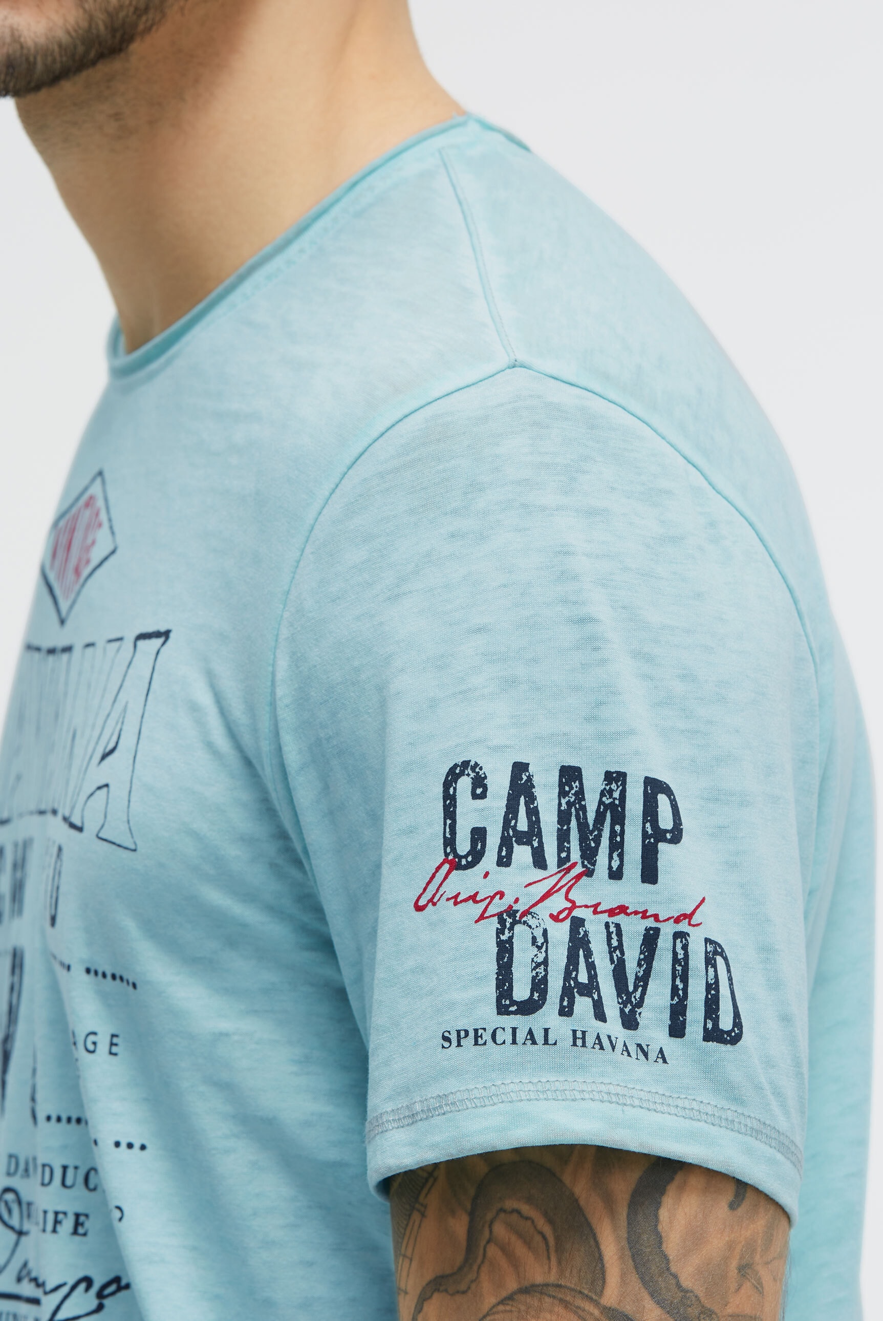 CAMP DAVID Rundhalsshirt mit offener Kante am Ausschnitt