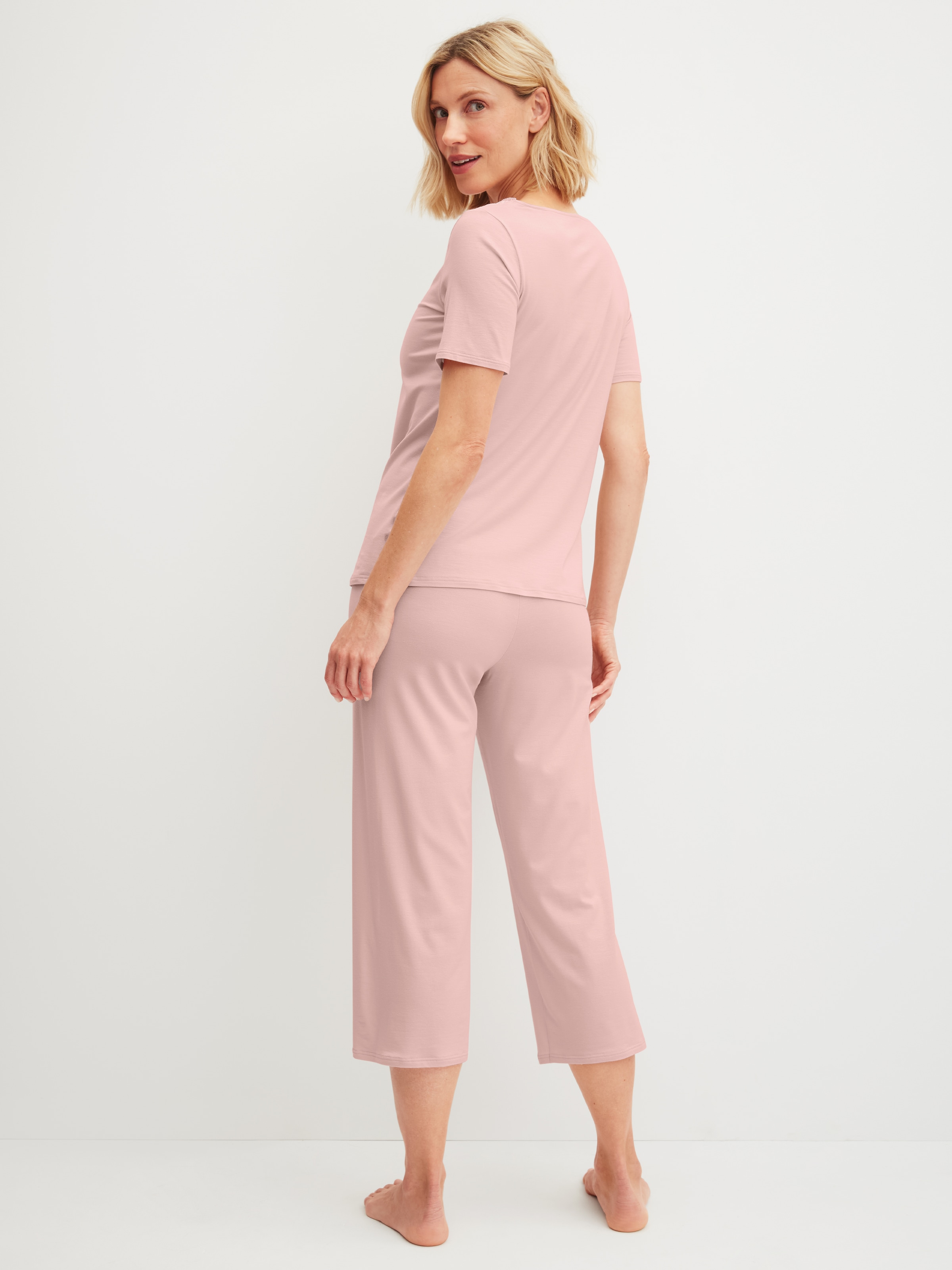 CALIDA Capri-Pyjama »Elegant Dreams« 2 aus weicher Single-Jersey-Qualität, 7/8-Hose, Spitze, Kurzarm