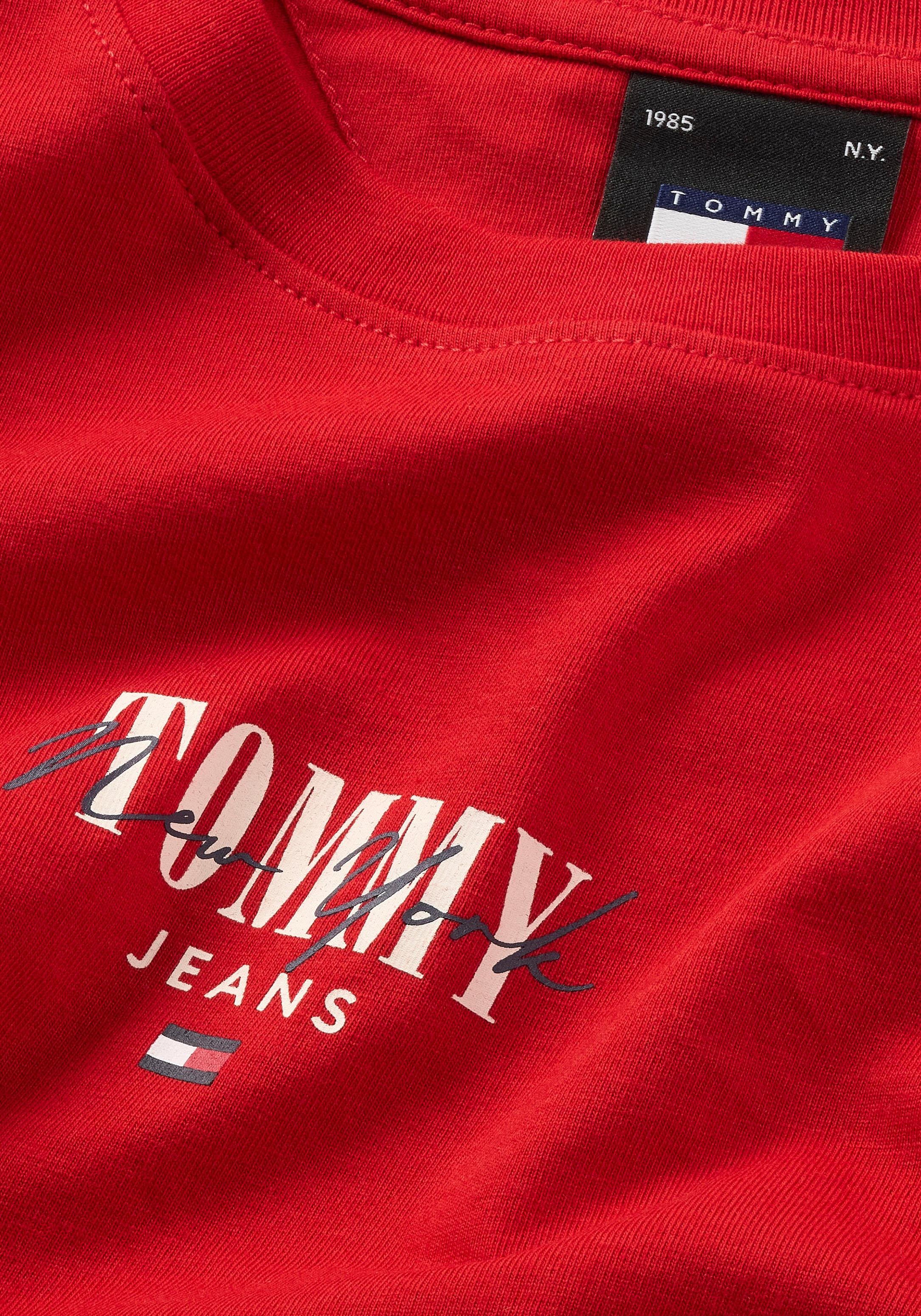 Tommy Jeans Rundhalsshirt »Rib Slim Essential Logo«, Rippshirt, feines Jersey Rippe, elastisch mit Tommy Jeans Logo