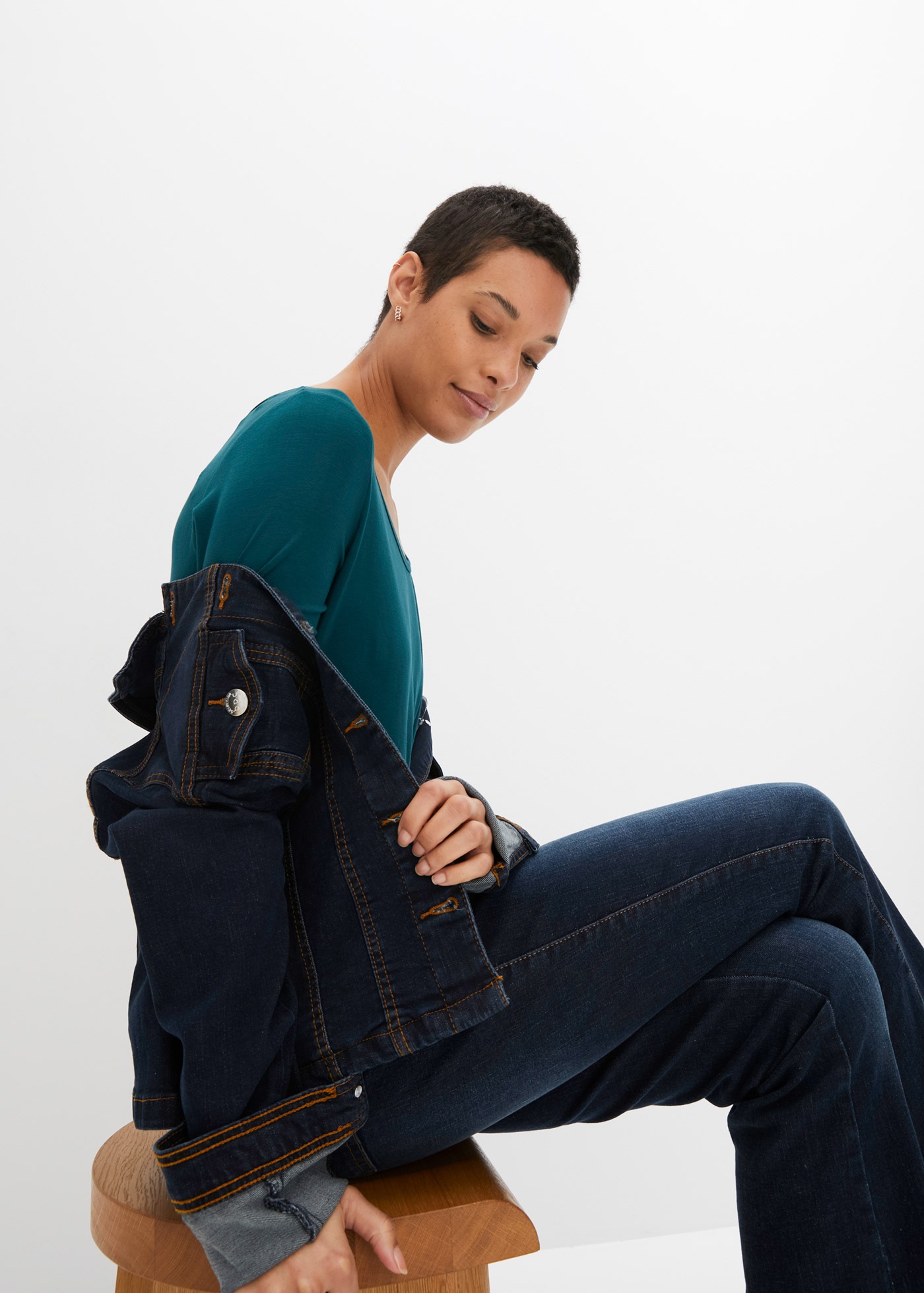 bonprix T-Shirt »Rundhalsshirt aus softer Viskose« bequeme Passform, Halbarm-Design, gerundeter Saum, abgesetzte Nähte