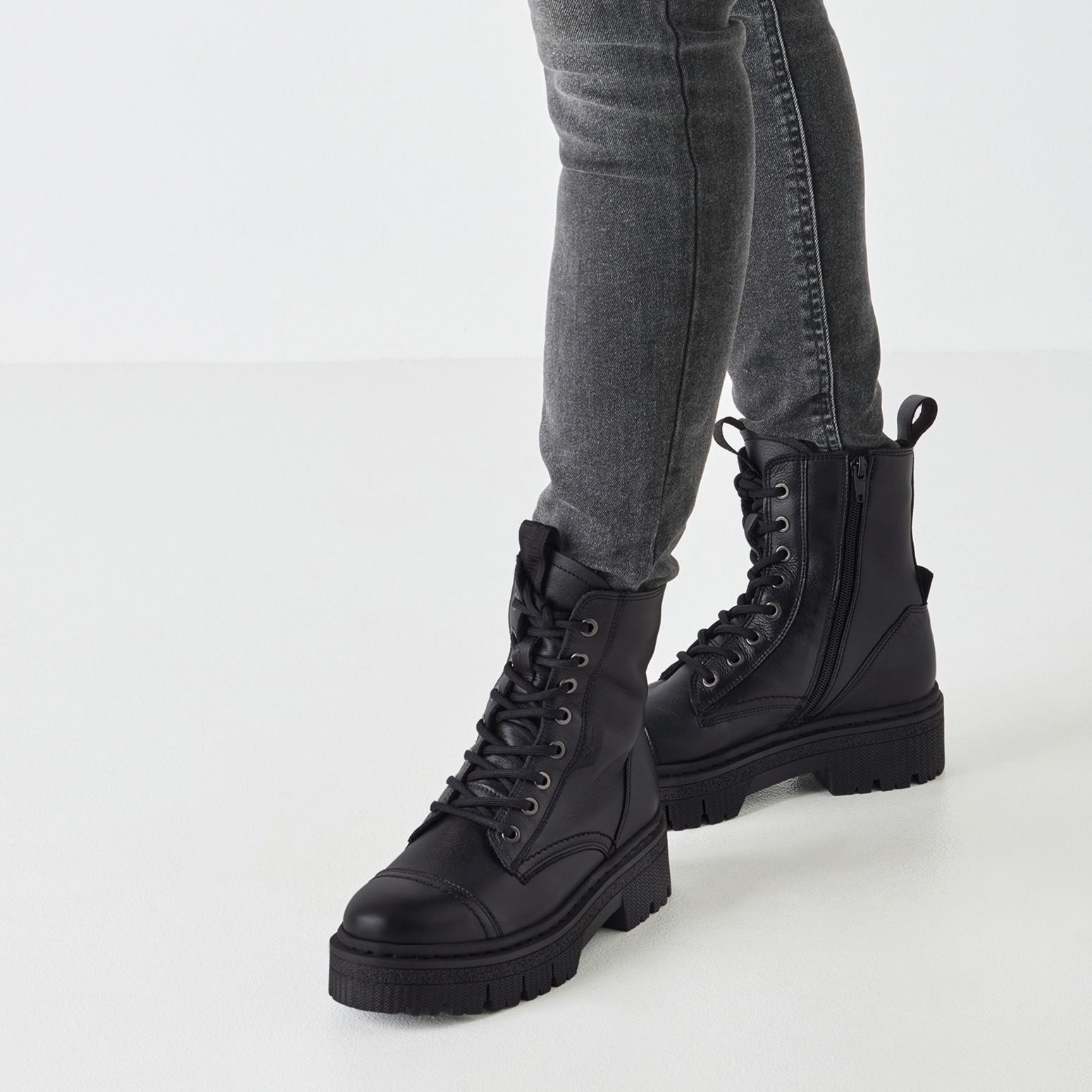 Thumbnail - Tamaris Schnürstiefelette, Blockabsatz, Plateau, Schnürboots mit T-Prägung am Label