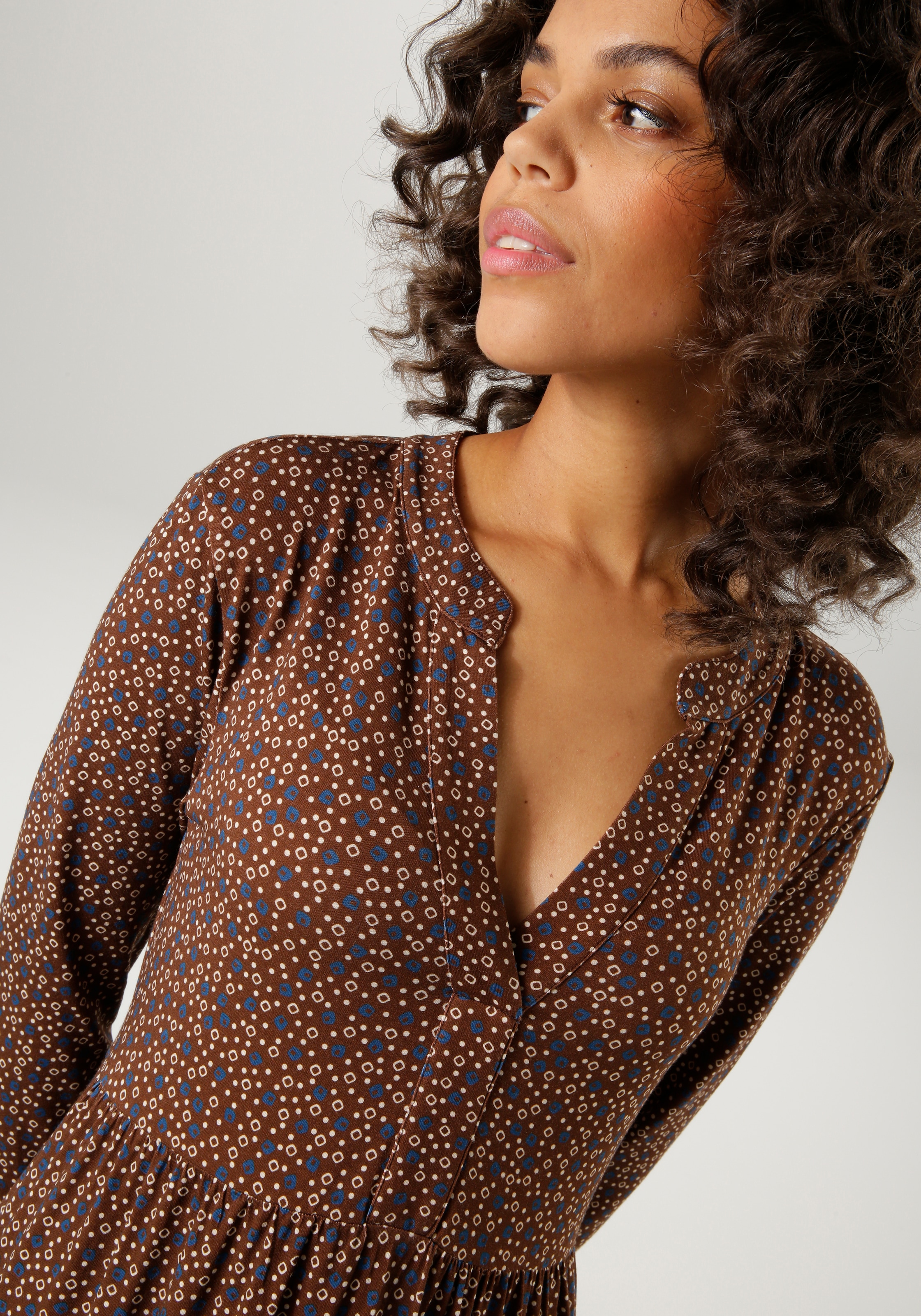 Aniston CASUAL Jerseykleid, mit trendfarbigen, grafischen Allover-Druck