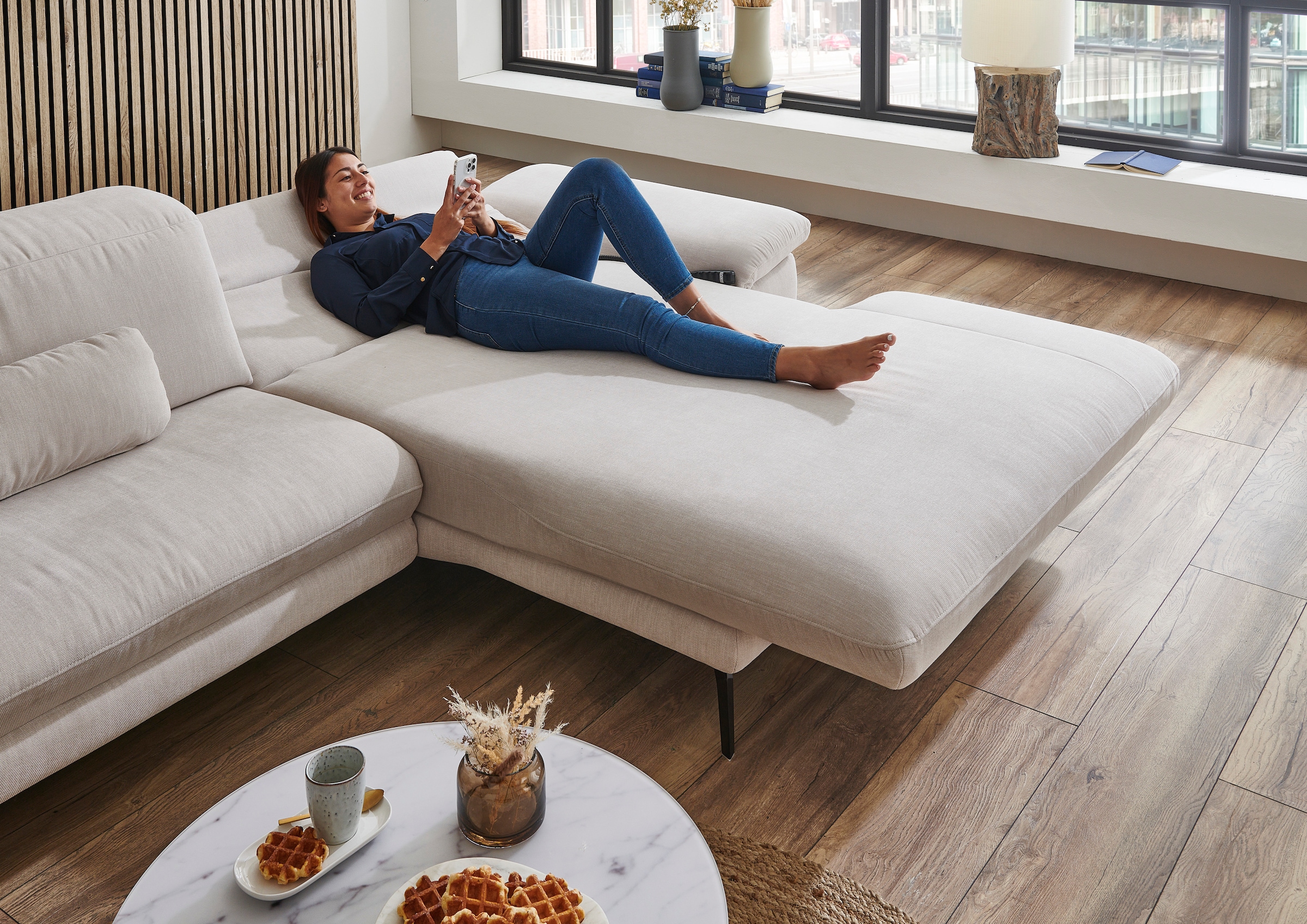 Die PlanBar Ecksofa »MP-IN22025 L-Form«, mit Kopfteilverstellung, wahlweise mit motorischem Canape