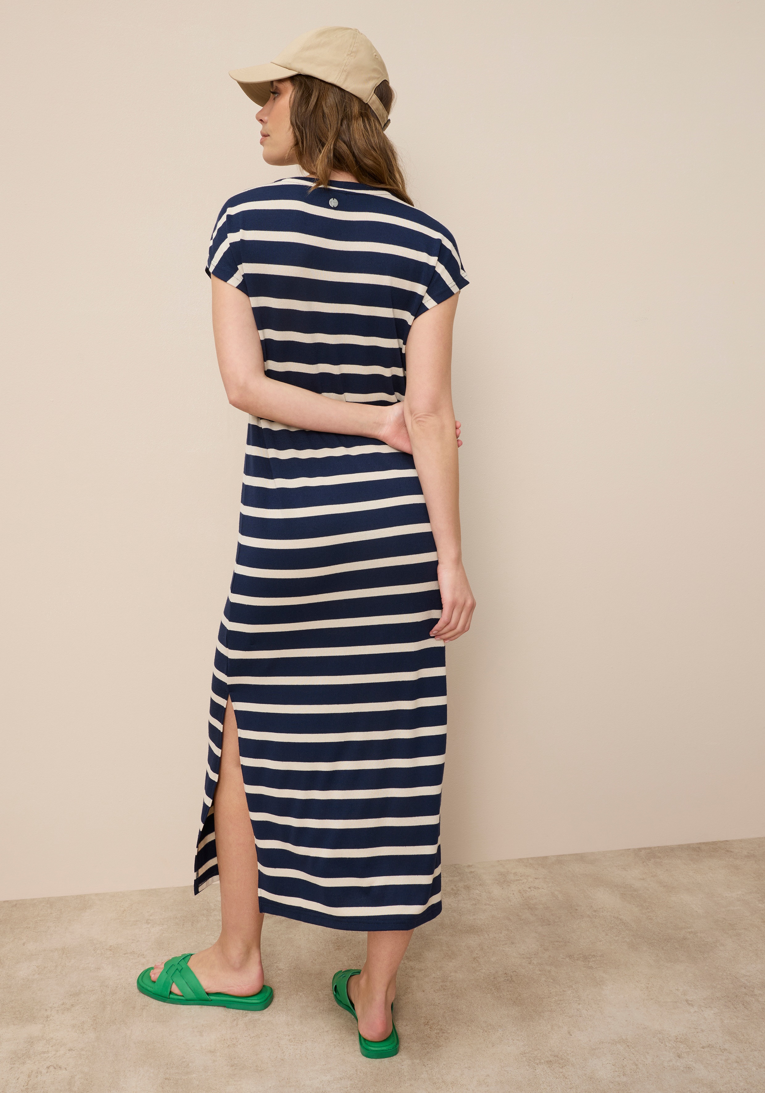 Thumbnail - Tamaris Strickkleid mit lässigem Schnitt und seitlichen Schlitz