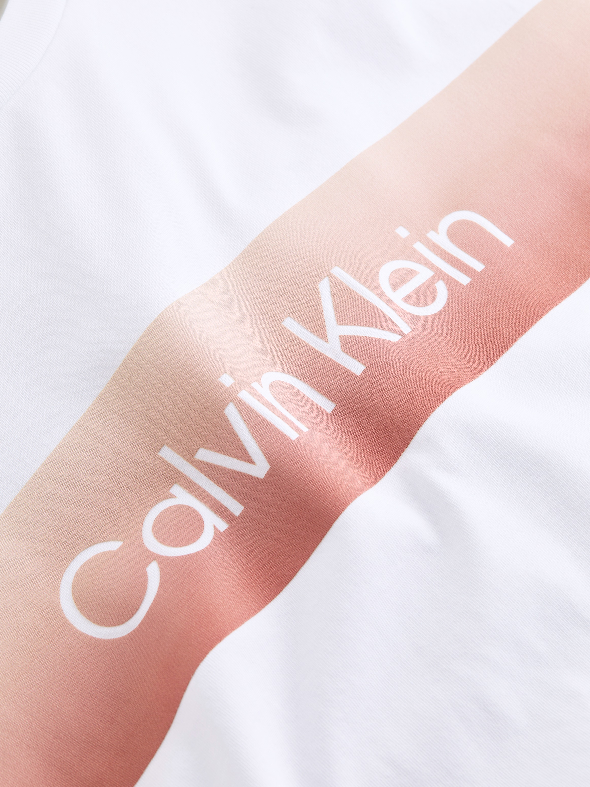 Thumbnail - Calvin Klein T-Shirt "LINEAR OMBRE CHEST LOGO T-SHIRT", mit Ombré-Logo-Druck