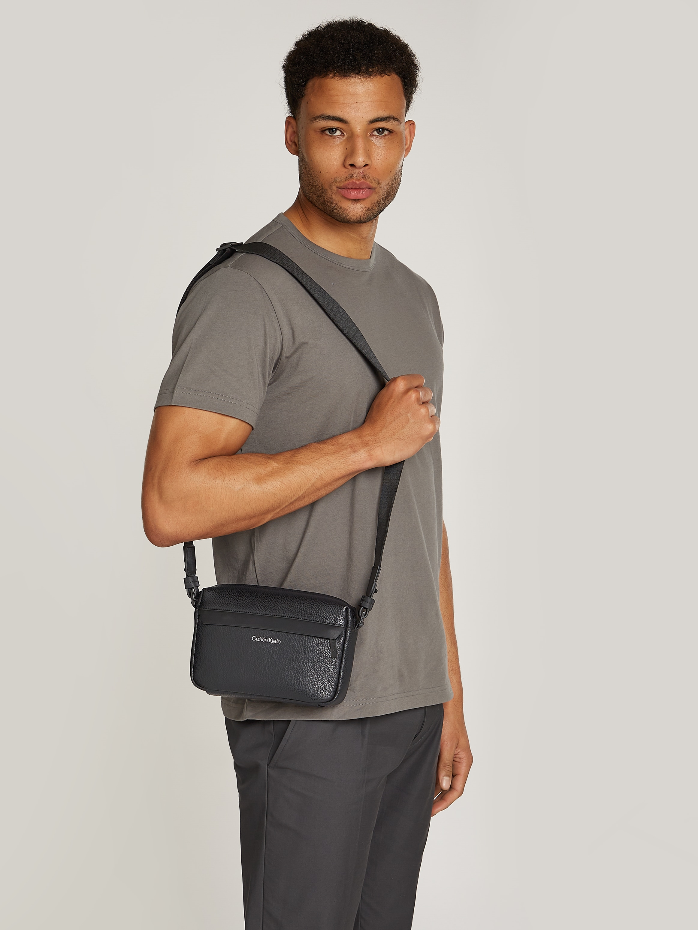 Calvin Klein Umhängetasche "CK MUST CAMERA BAG", Herrentasche Schultertasch günstig online kaufen