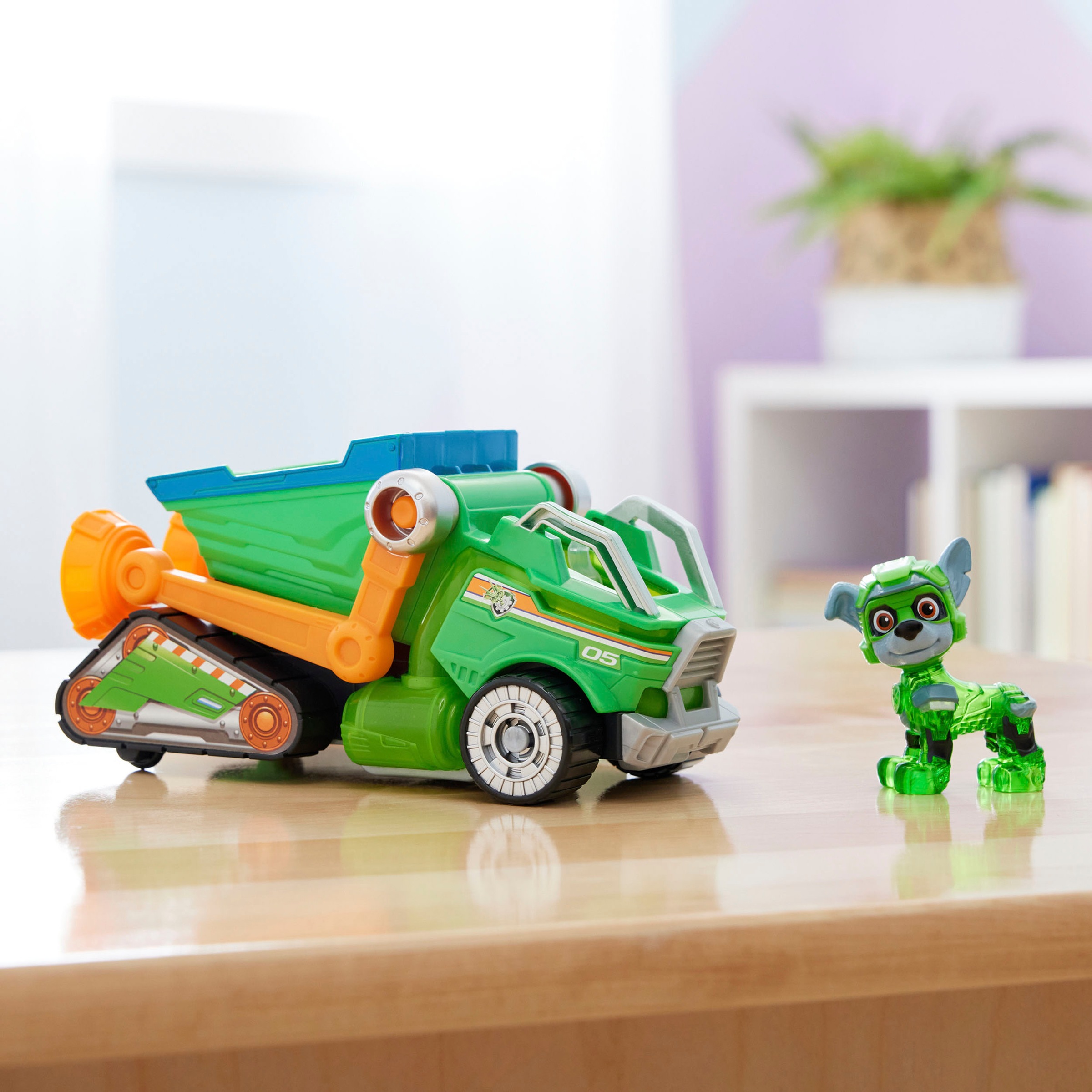 Spin Master Spielzeug-Auto »Paw Patrol - Movie II - Basic Themed Vehicles Rocky«, Mülltransporter mit Welpenfigur, Licht- und Soundeffekt