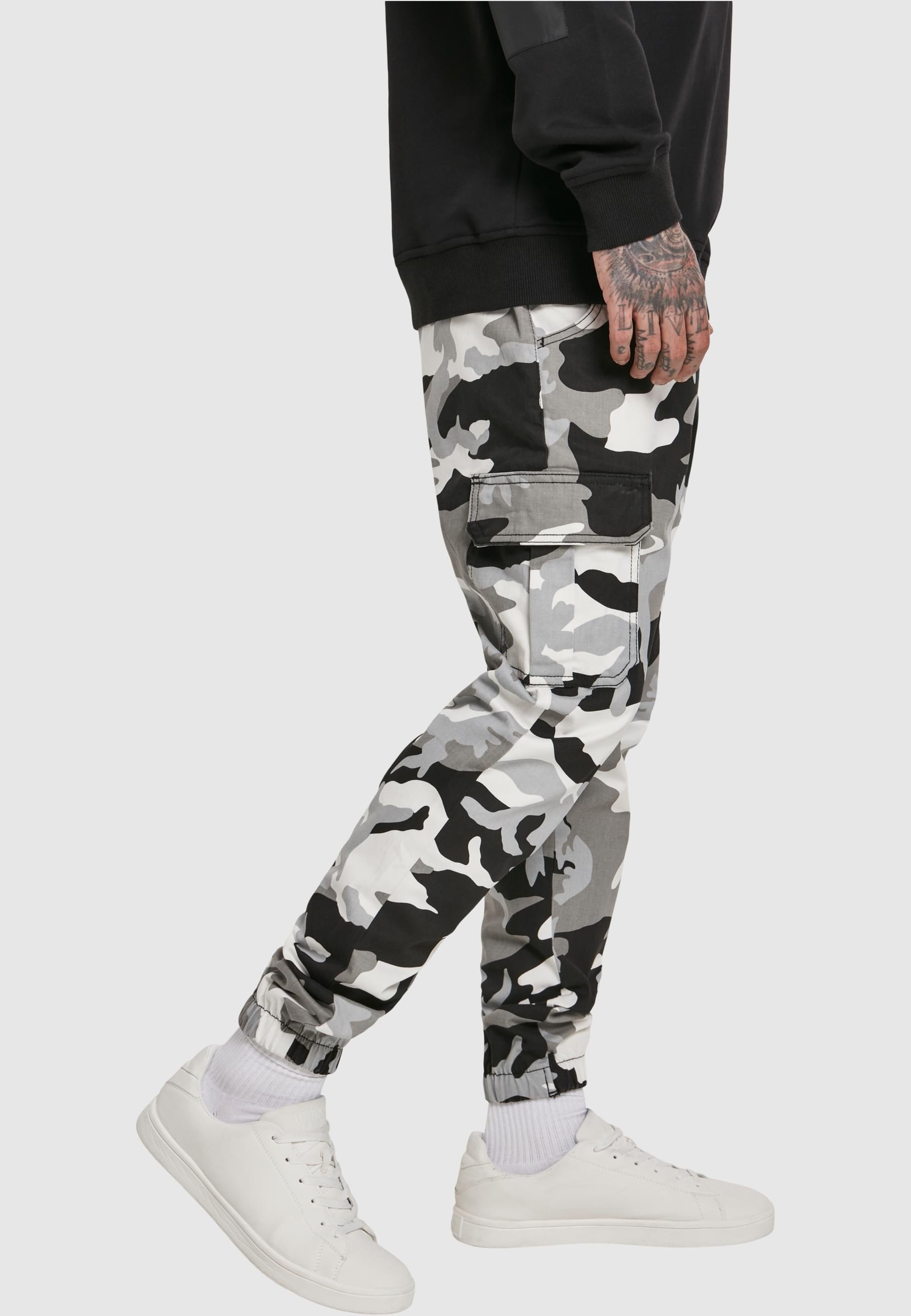 URBAN CLASSICS Cargohose »Männer Camo Cargo Jogging Pants 2.0«, (1 tlg.)