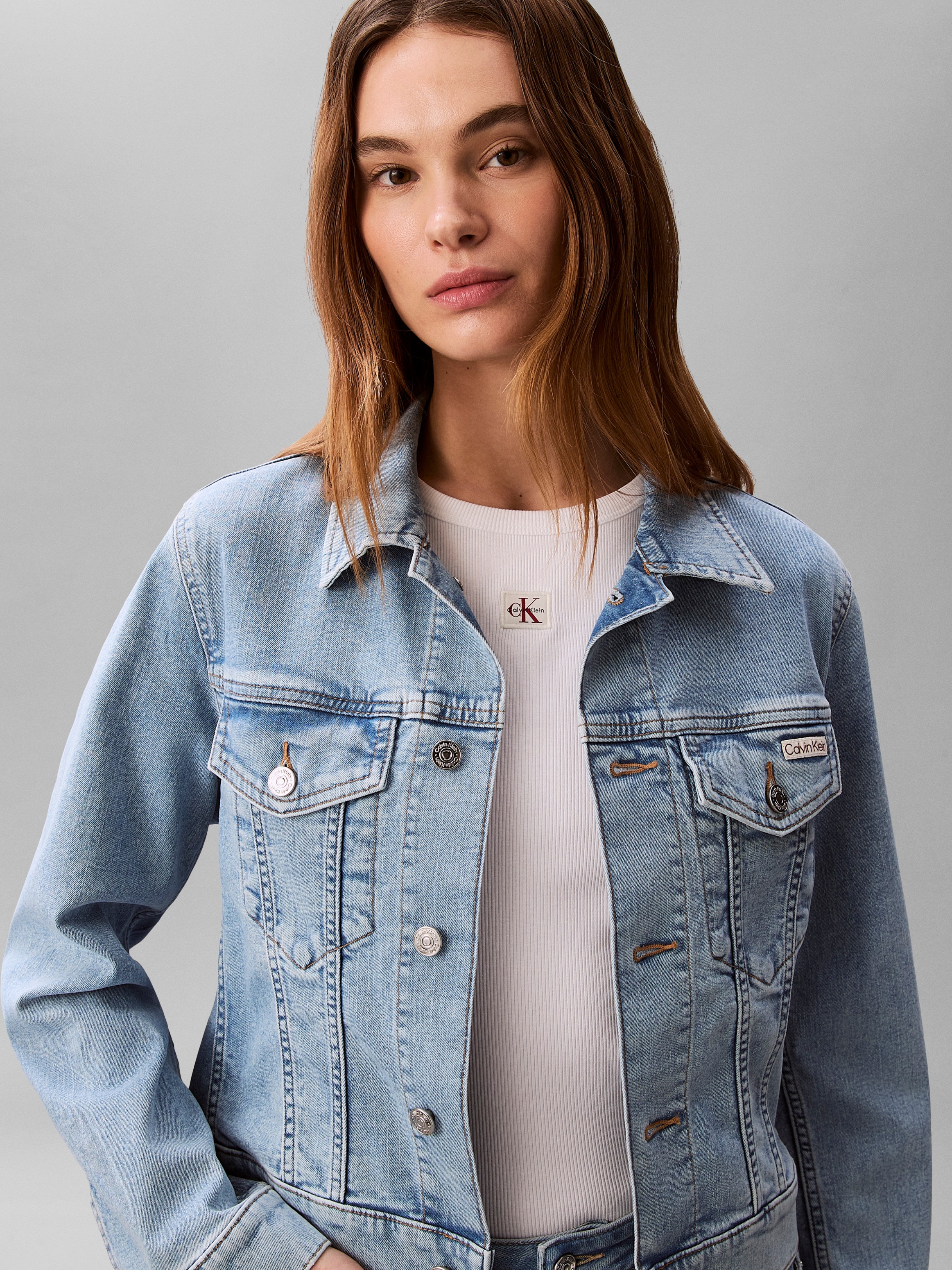 Calvin Klein Jeans Jeansjacke »CLASSIC TRUCKER COASTAL LIGHT« ohne Kapuze Regular fit mit Rundhalsausschnitt