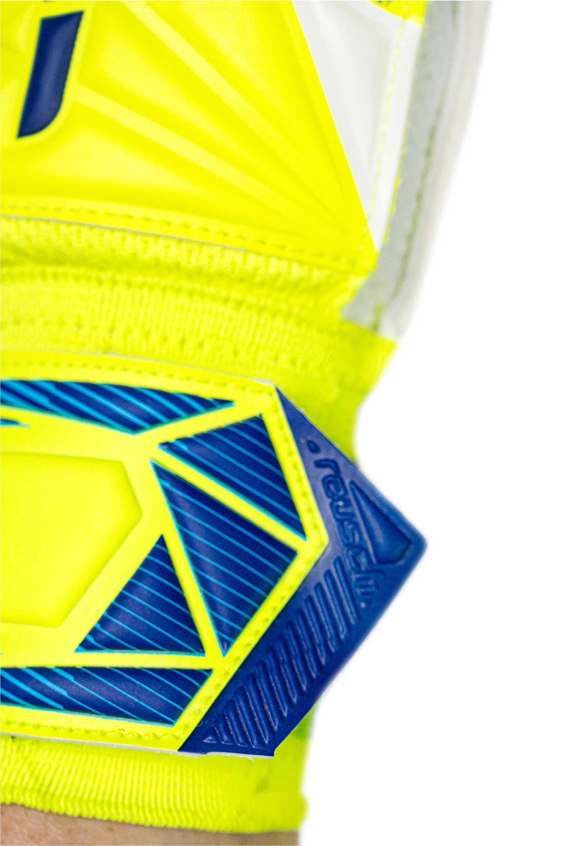 Reusch Torwarthandschuhe »Attrakt Advance Junior« mit ergonomischen Schnitt