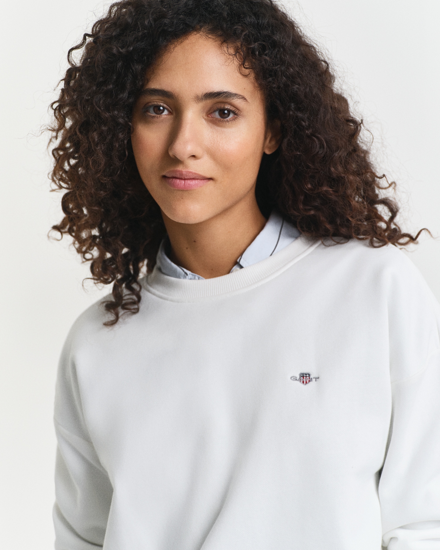 Gant Sweatshirt »SHIELD C-NECK SWEAT« Grafische GANT-Stickerei auf der Brust