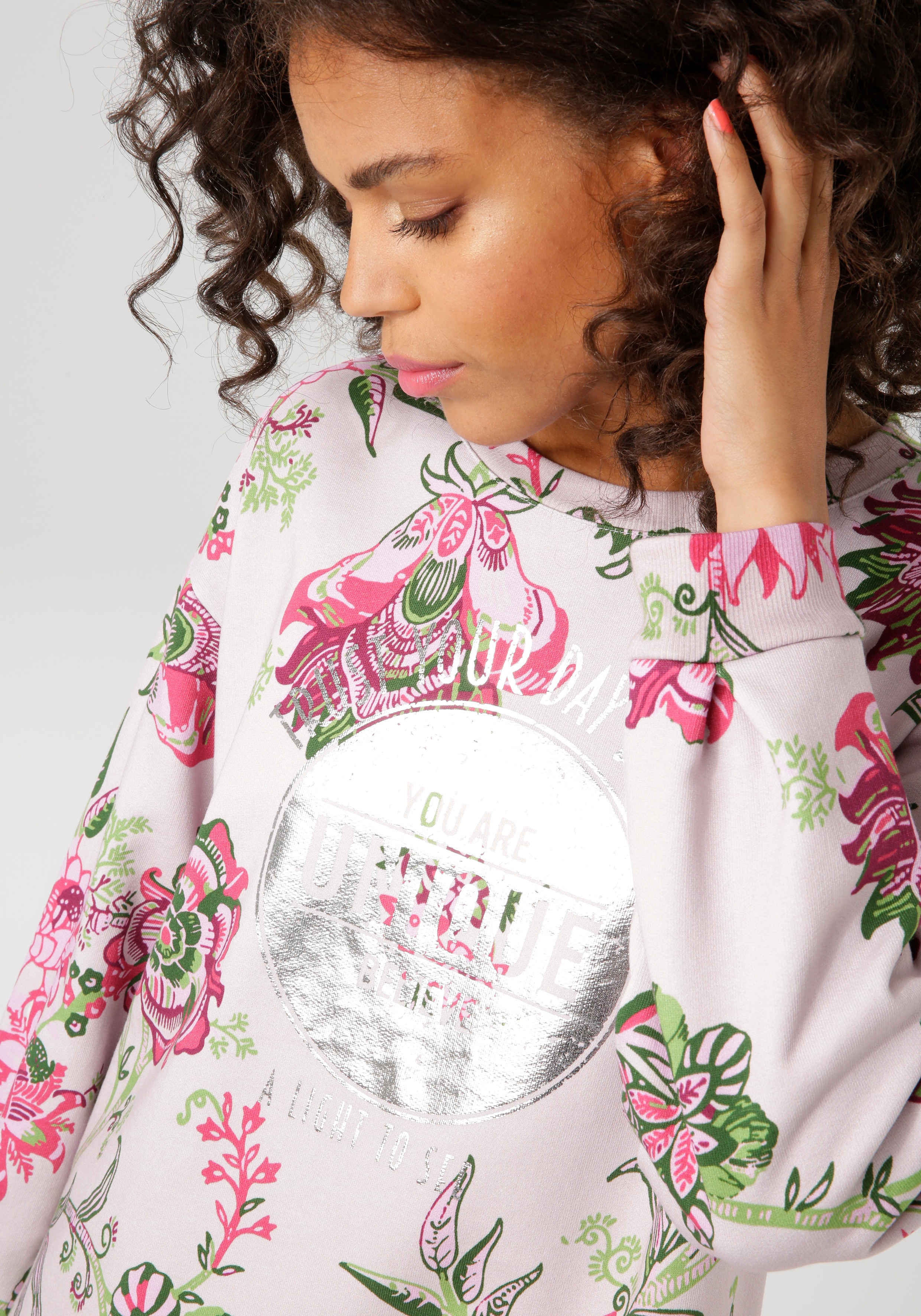 Thumbnail - Aniston CASUAL Sweatshirt, im extravaganten Blumendruck mit Folienprint
