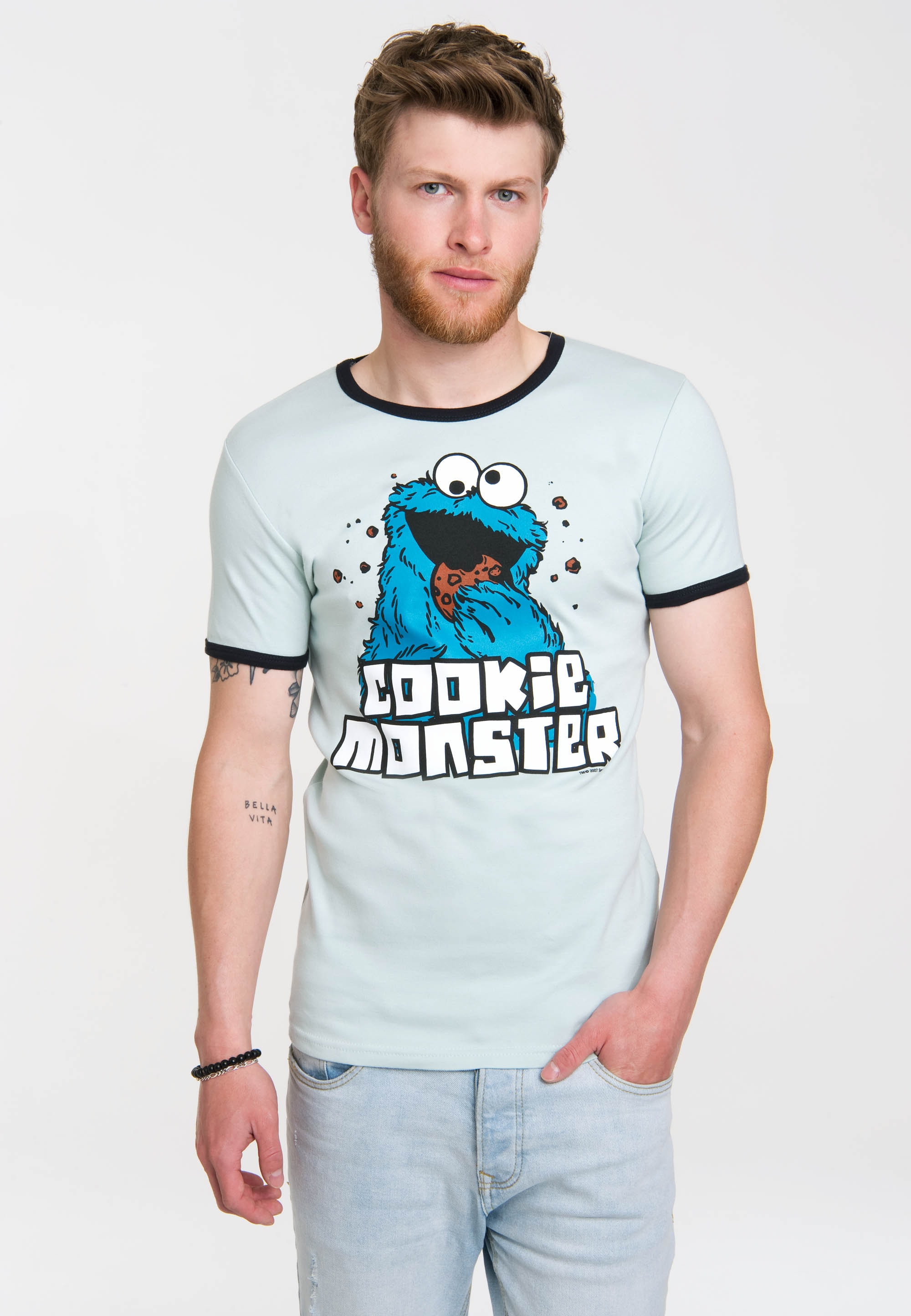 LOGOSHIRT T-Shirt »Cookie Monster«, mit farblich abgesetzten Bündchen