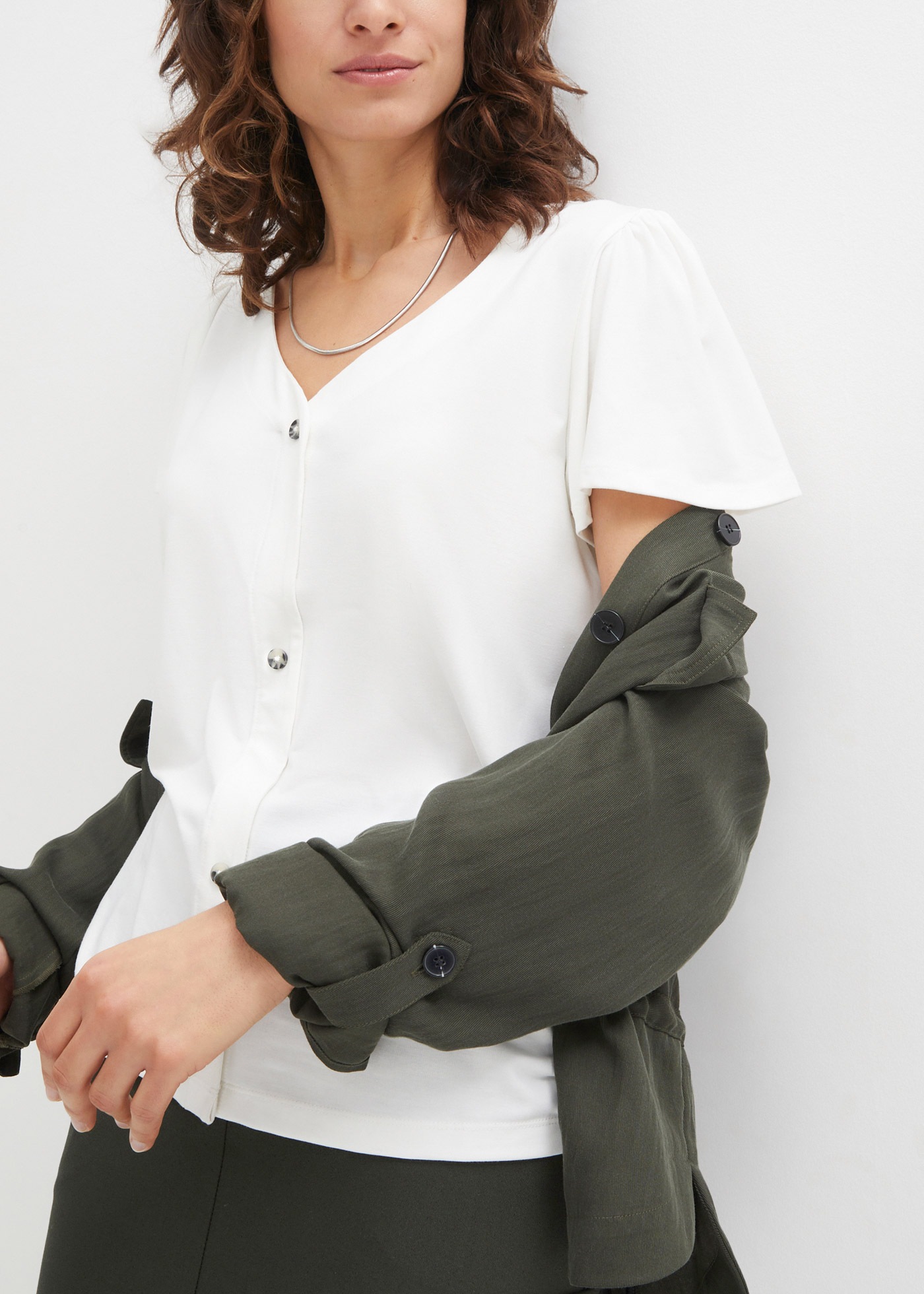 bonprix T-Shirt "Shirt mit Knopfleiste" bequeme Passform, Kurzarm-Design, m günstig online kaufen