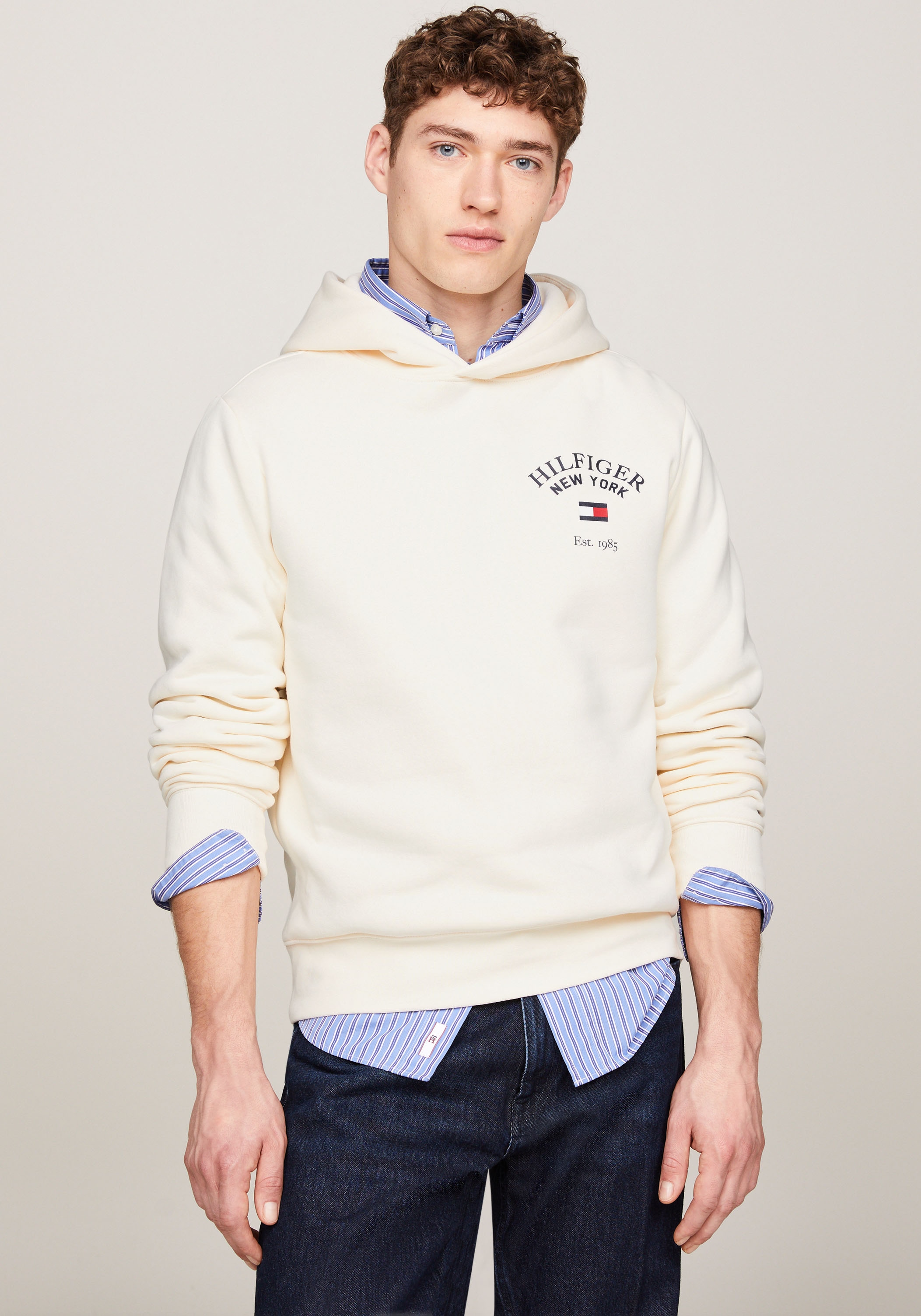 Tommy Hilfiger Hoodie »ARCHED VARSITY HOODY«, von dem Jahr 1985 inspiriert