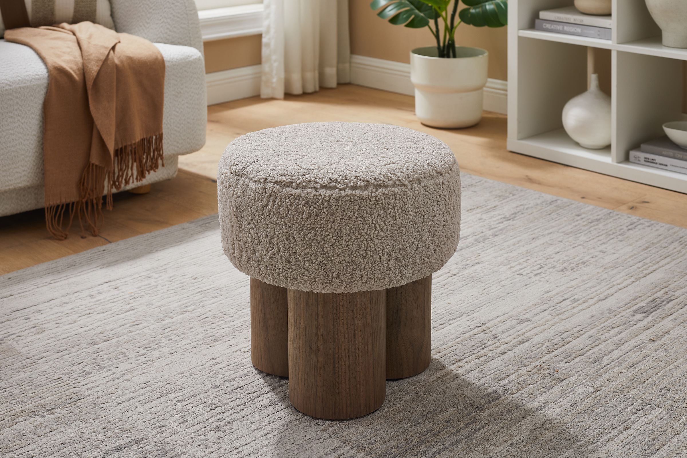 SalesFever Sitzhocker "mit Teddyfell-Sitzfläche – Großer Plüsch-Pouf" 1 Stk günstig online kaufen