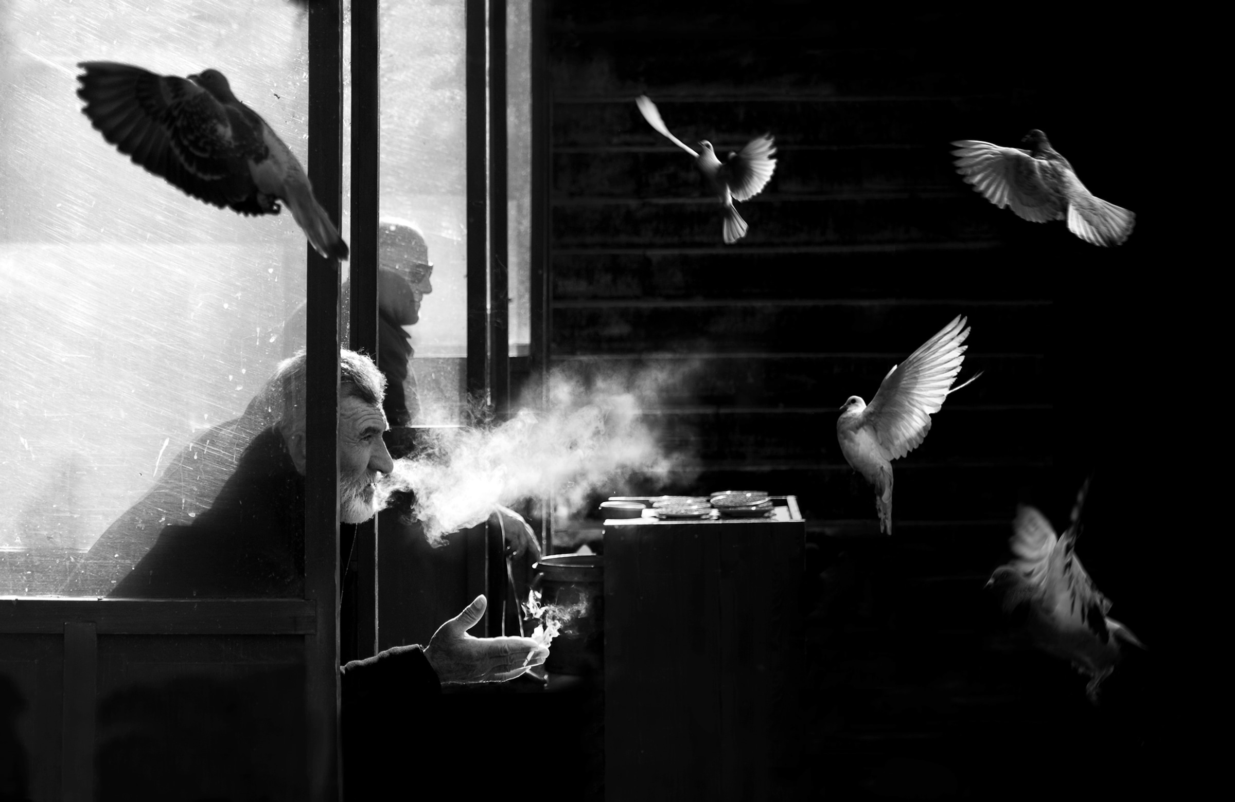 Papermoon "Photo-Art JUAN LUIS DURAN, DER MANN DER TAUBEN"