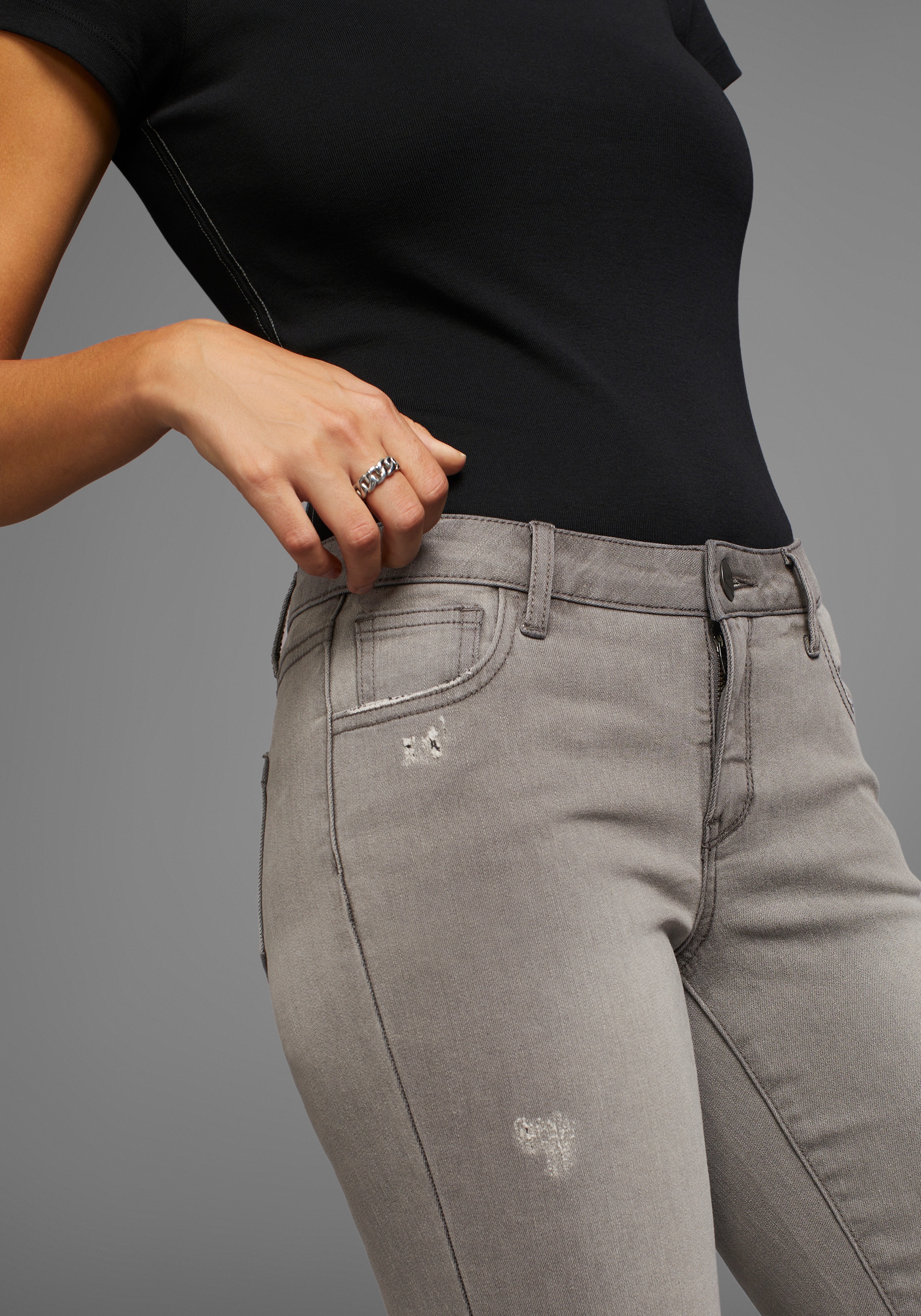 Thumbnail - Arizona "Ultra-Stretch" ausgestellte Beinform, modischer Used-Look, normale Leibhöhe