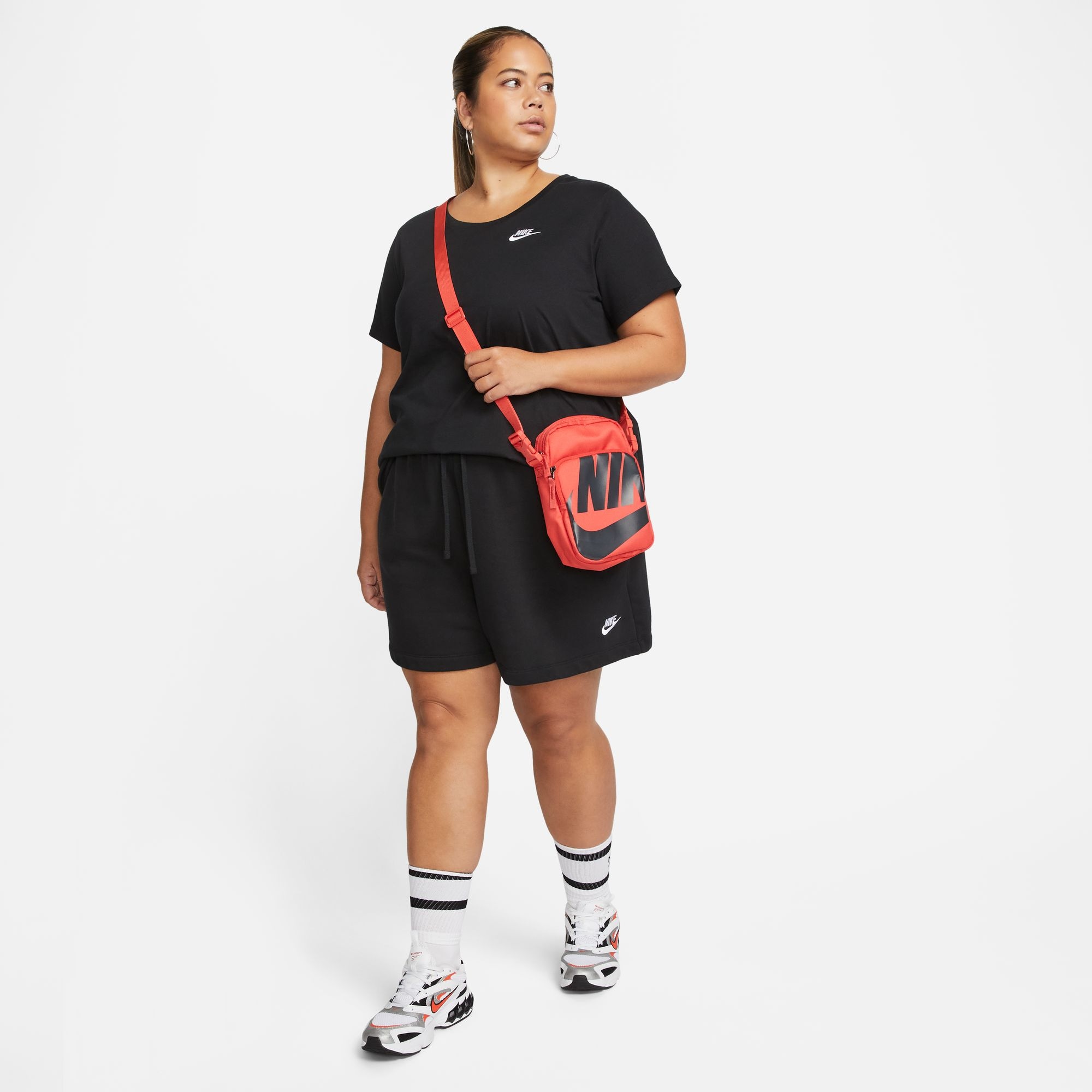Nike Sportswear T-Shirt »CLUB ESSENTIALS WOMEN'S T-SHIRT (PLUS SIZE)« etwas weiterer Schnitt, kürzere Länge am Body, sportlicher Stil