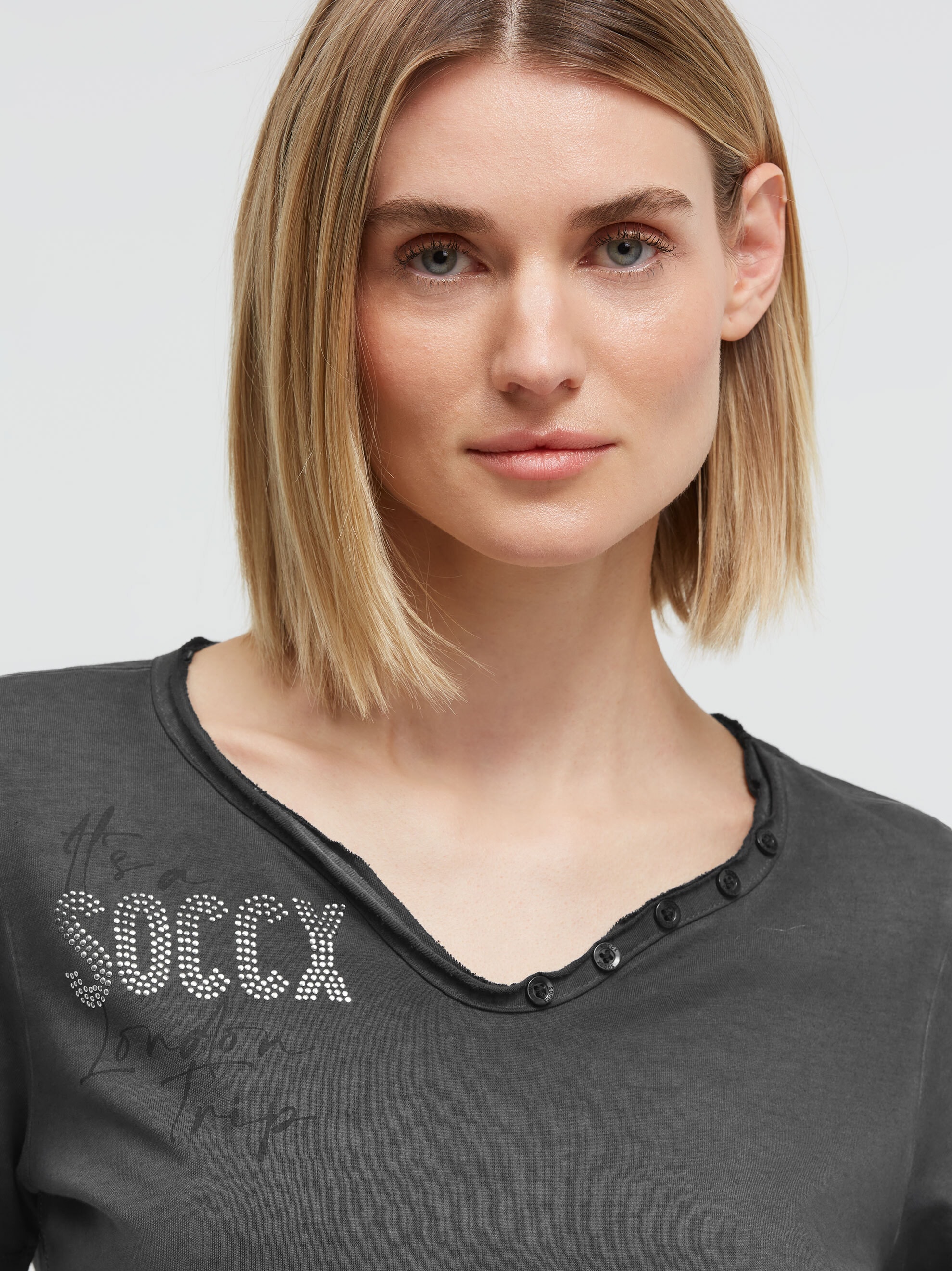 SOCCX V-Shirt mit längerer Rückenpartie