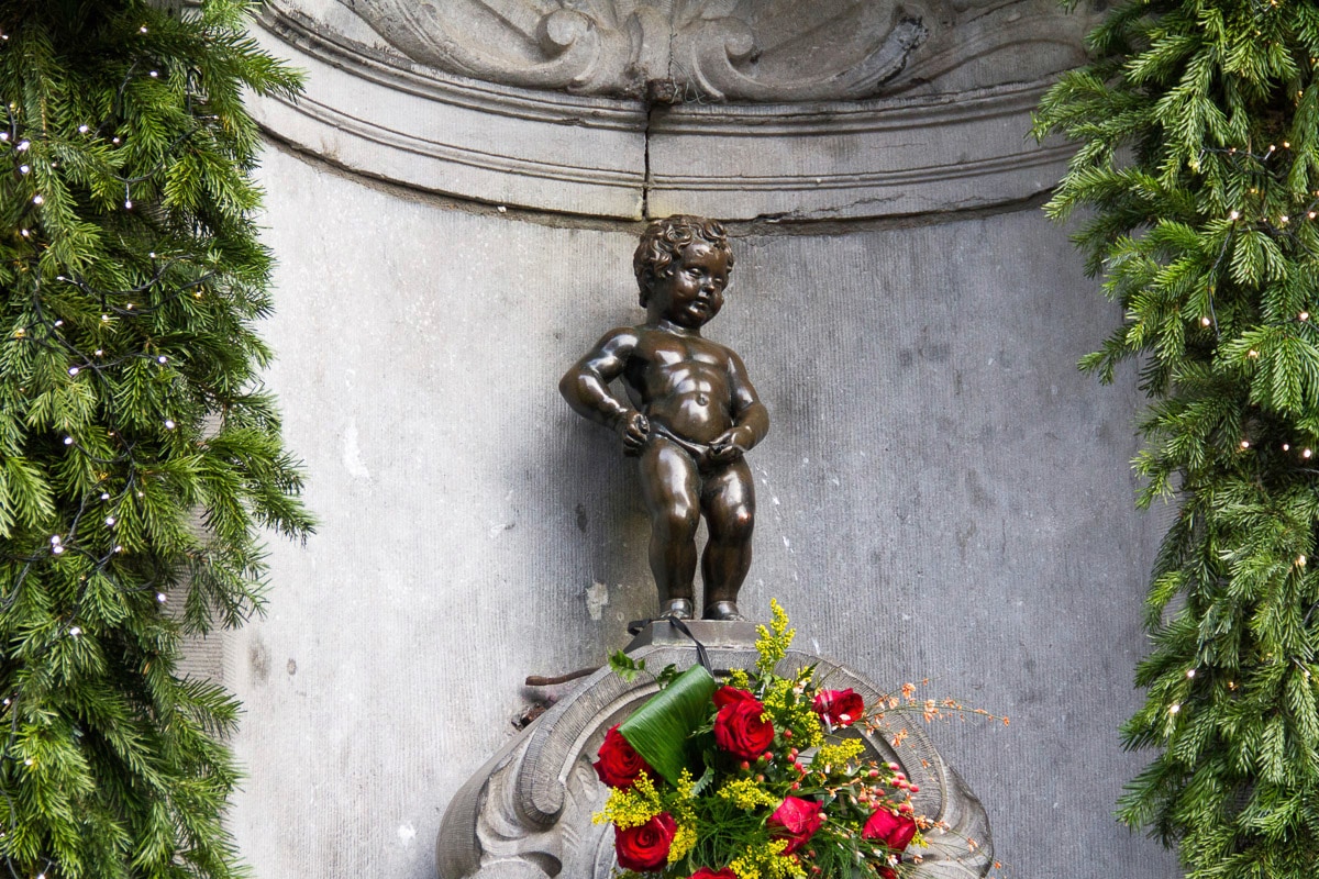 Papermoon Fototapete "Brunnen mit Figur"
