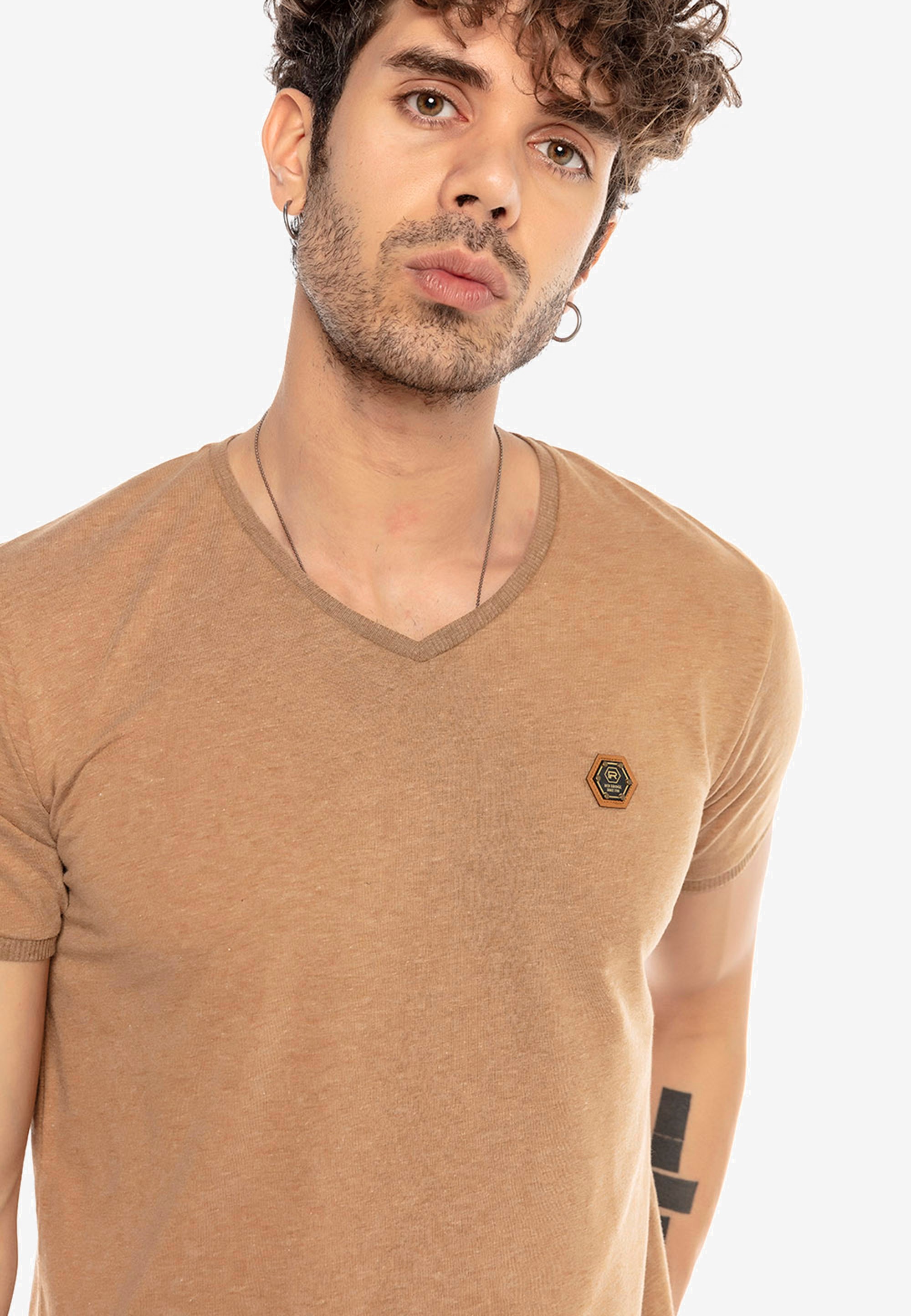 RedBridge T-Shirt »Torrance«, mit dezentem Logo-Patch