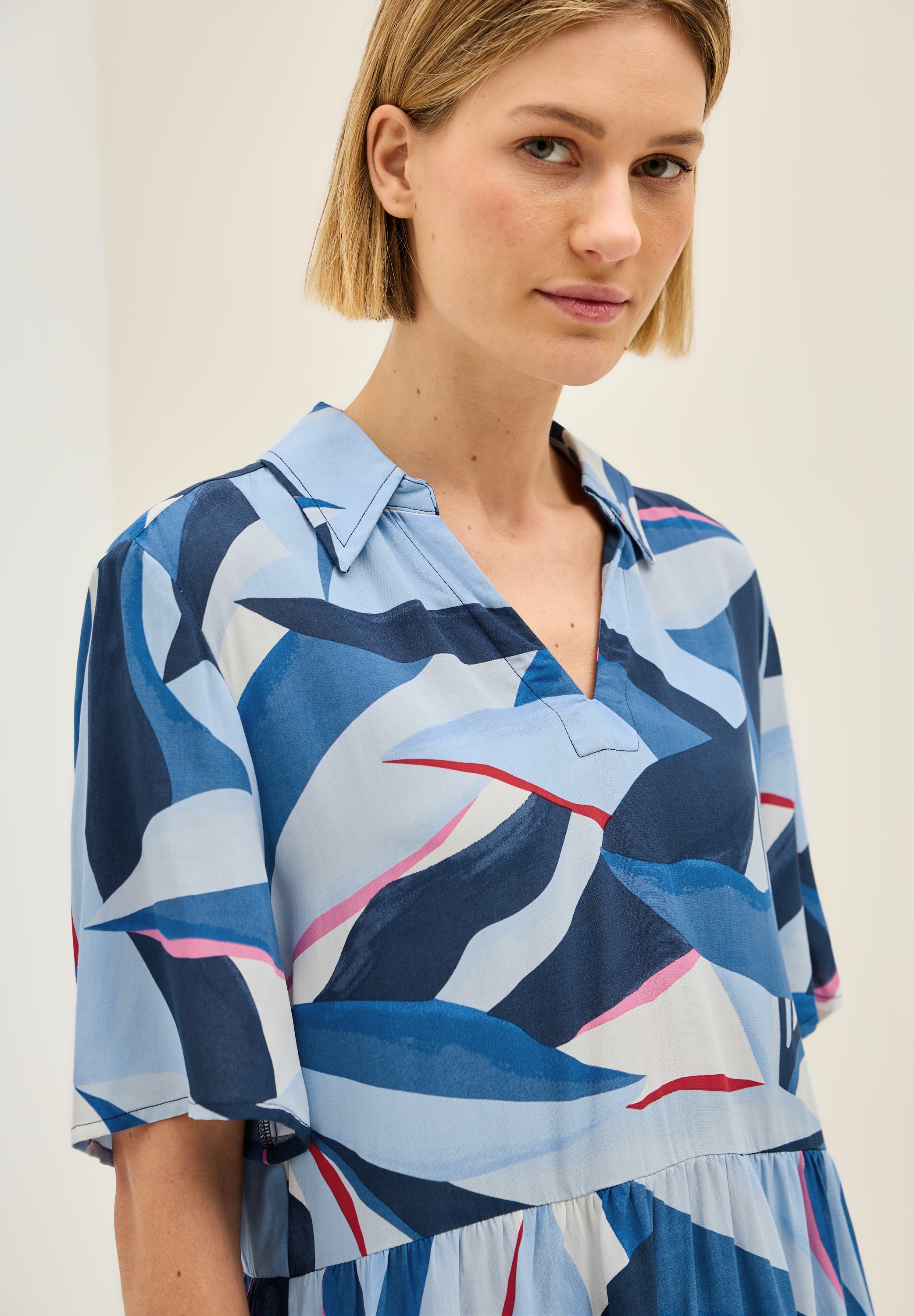 Cecil Volantkleid, Sommerkleid mit grafischem Muster, V-Ausschnitt und lockerer Passform