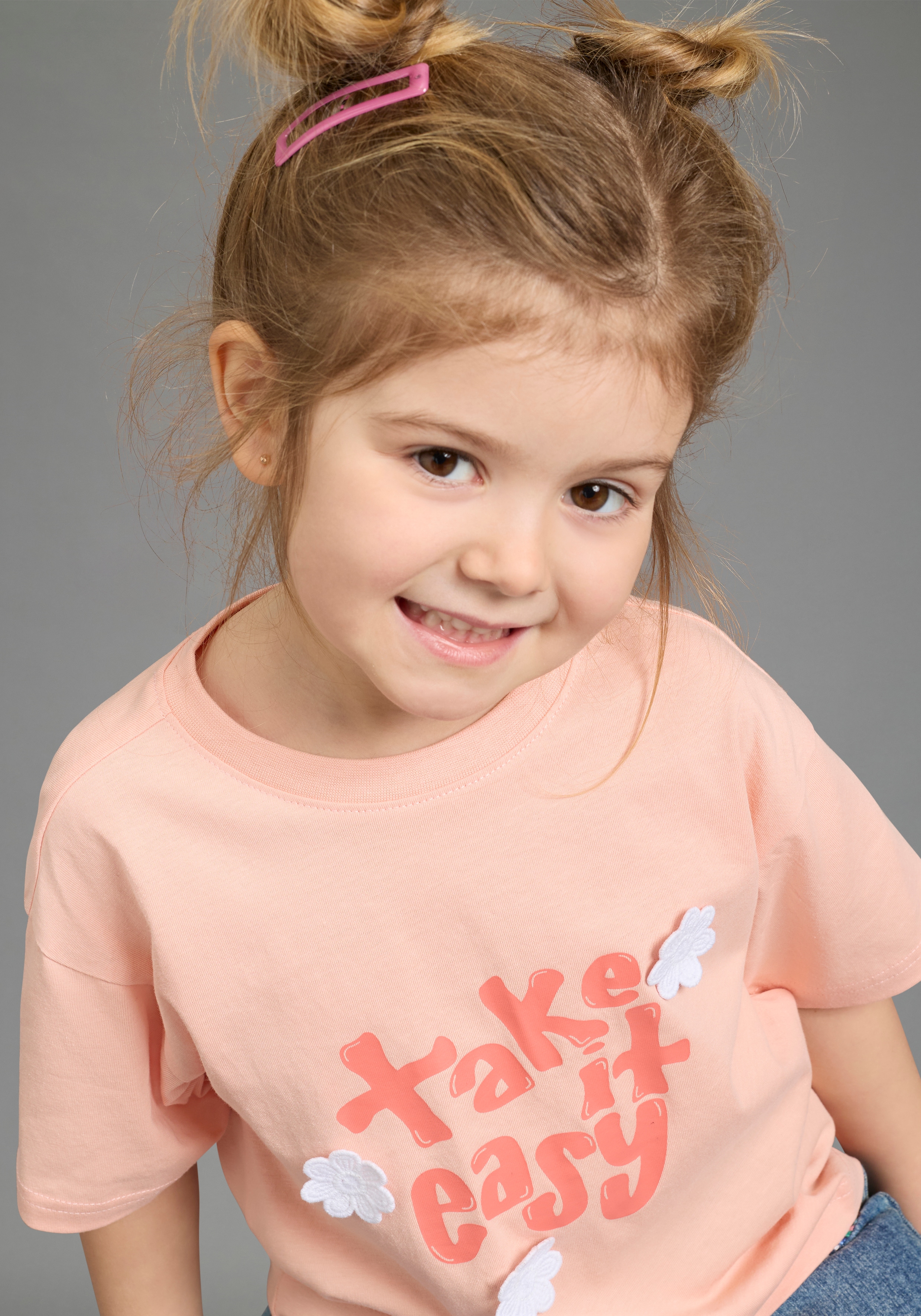 KIDSWORLD T-Shirt "mit süßen Druck und Häckelblumen" lässige Passform, Kurzarm, geblümt, mit Häkelapplikation