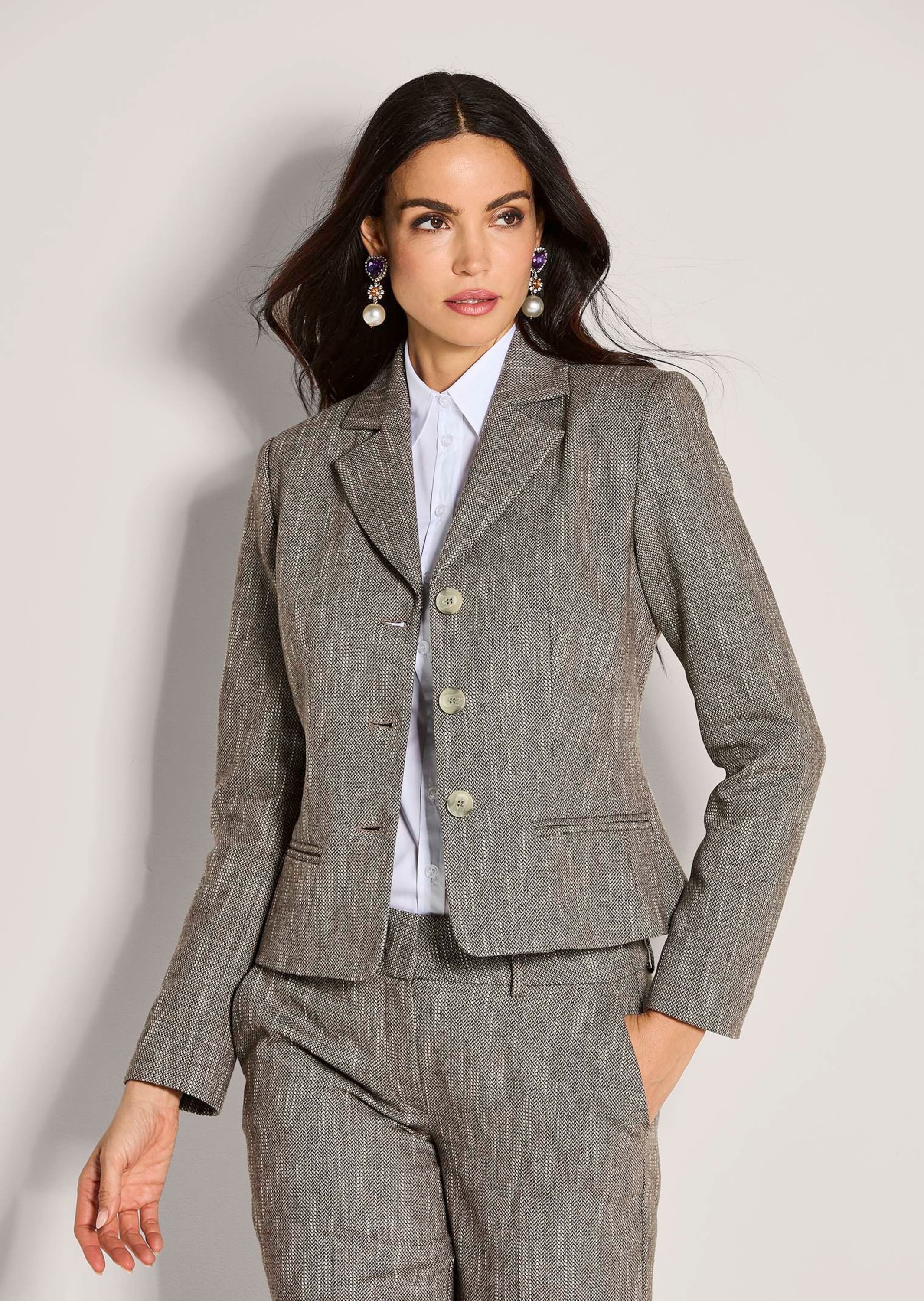 Thumbnail - MADELEINE Jackenblazer "Kurzblazer Taillierter Businessblazer mit Reverskragen" Italienische Garnmischung