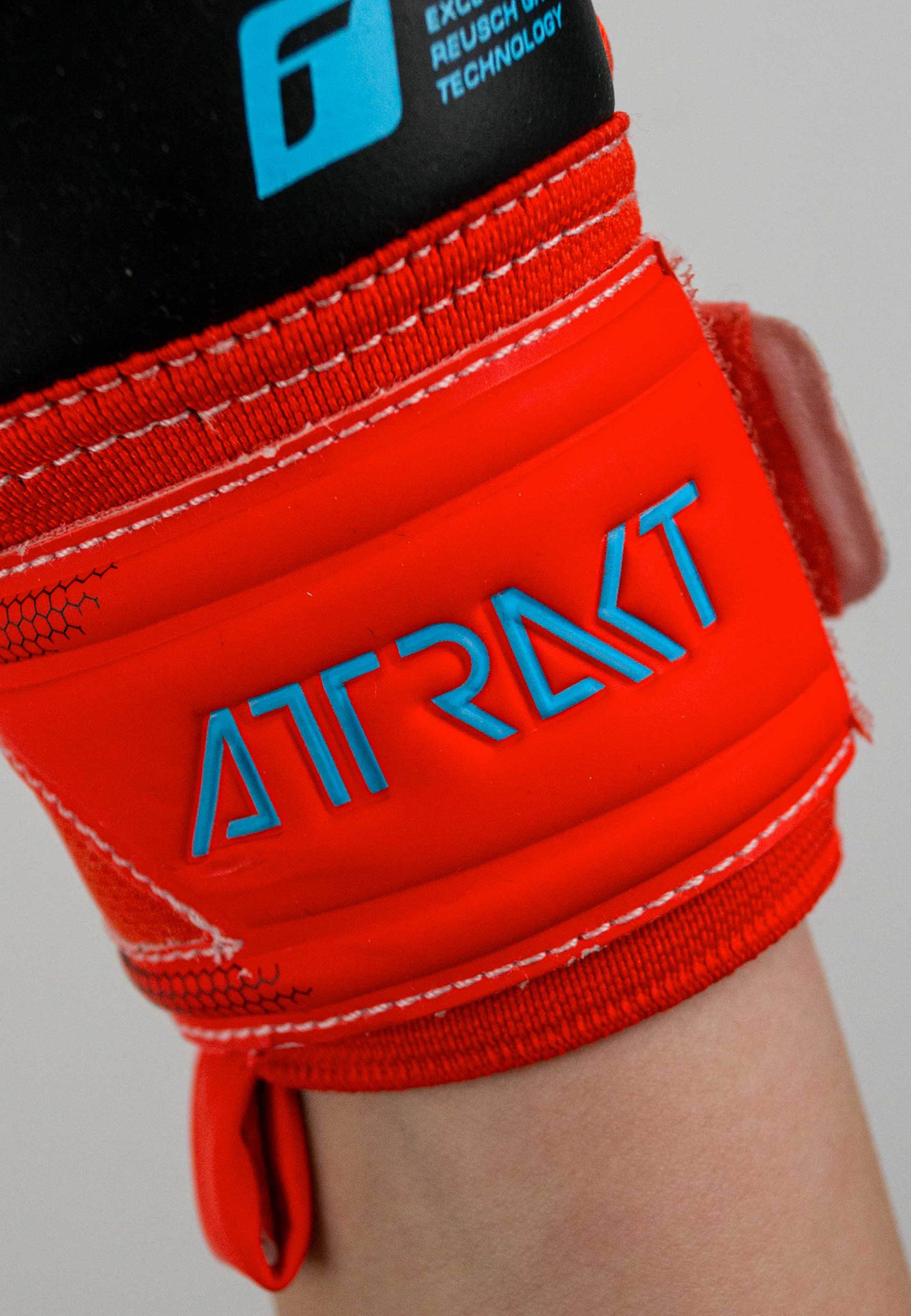 Reusch Torwarthandschuhe »Attrakt Gold BAUR Grip | hervorragendem mit kaufen Junior«, X