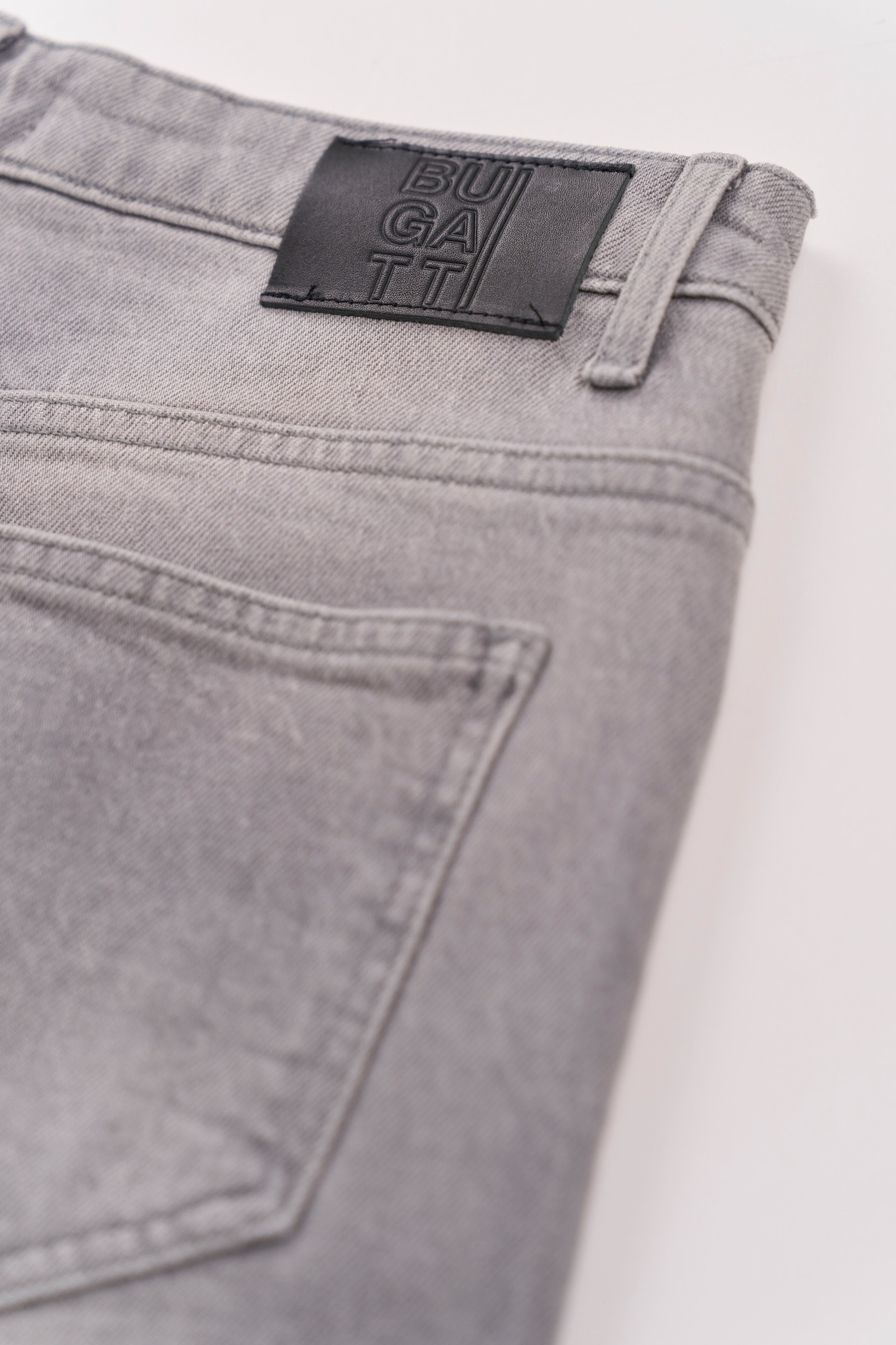 bugatti 5-Pocket-Jeans, mit geradem Beinverlauf