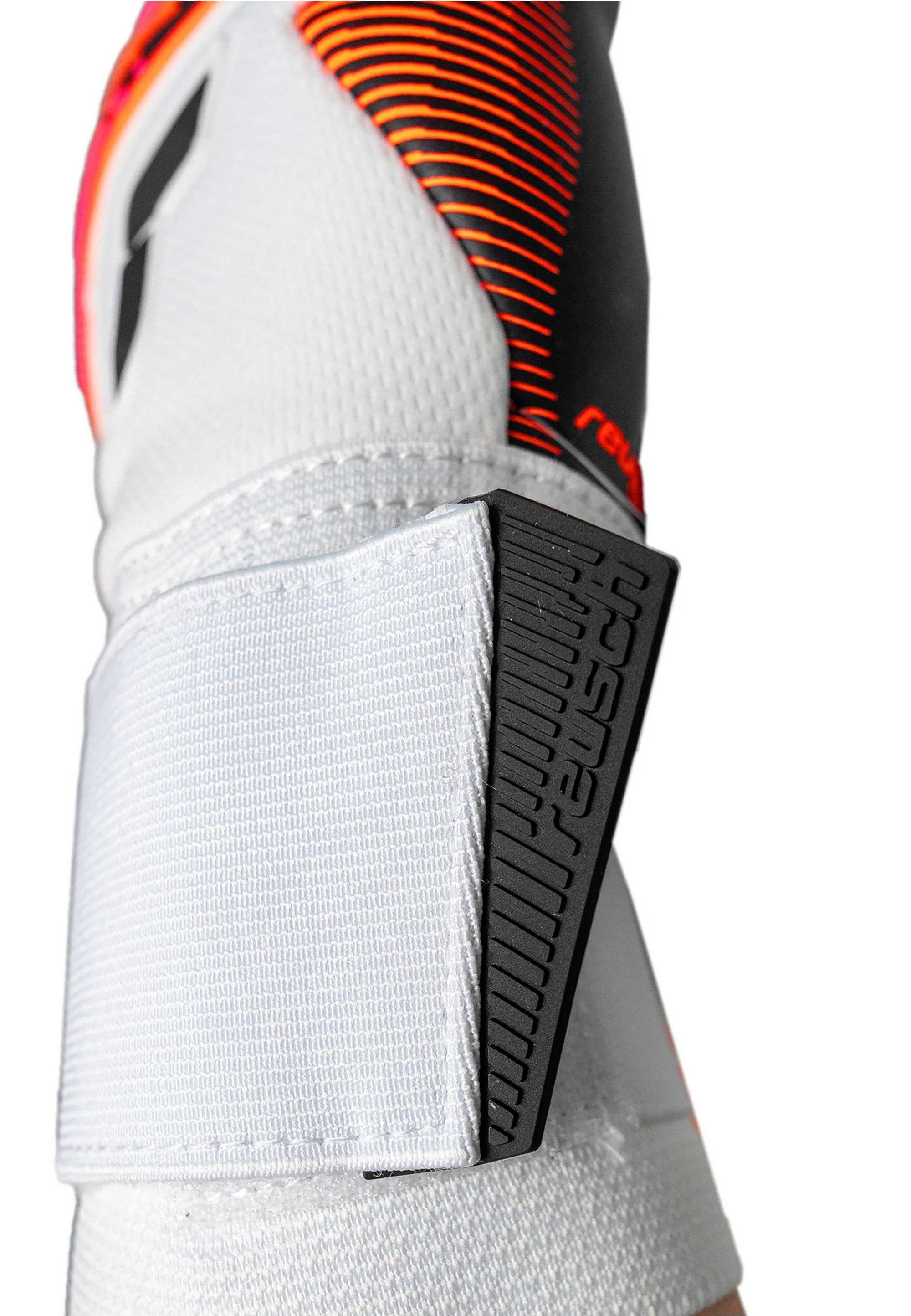 Reusch Torwarthandschuhe »Attrakt Freegel Gold X« mit Profi-Haftschaum für tollen Grip