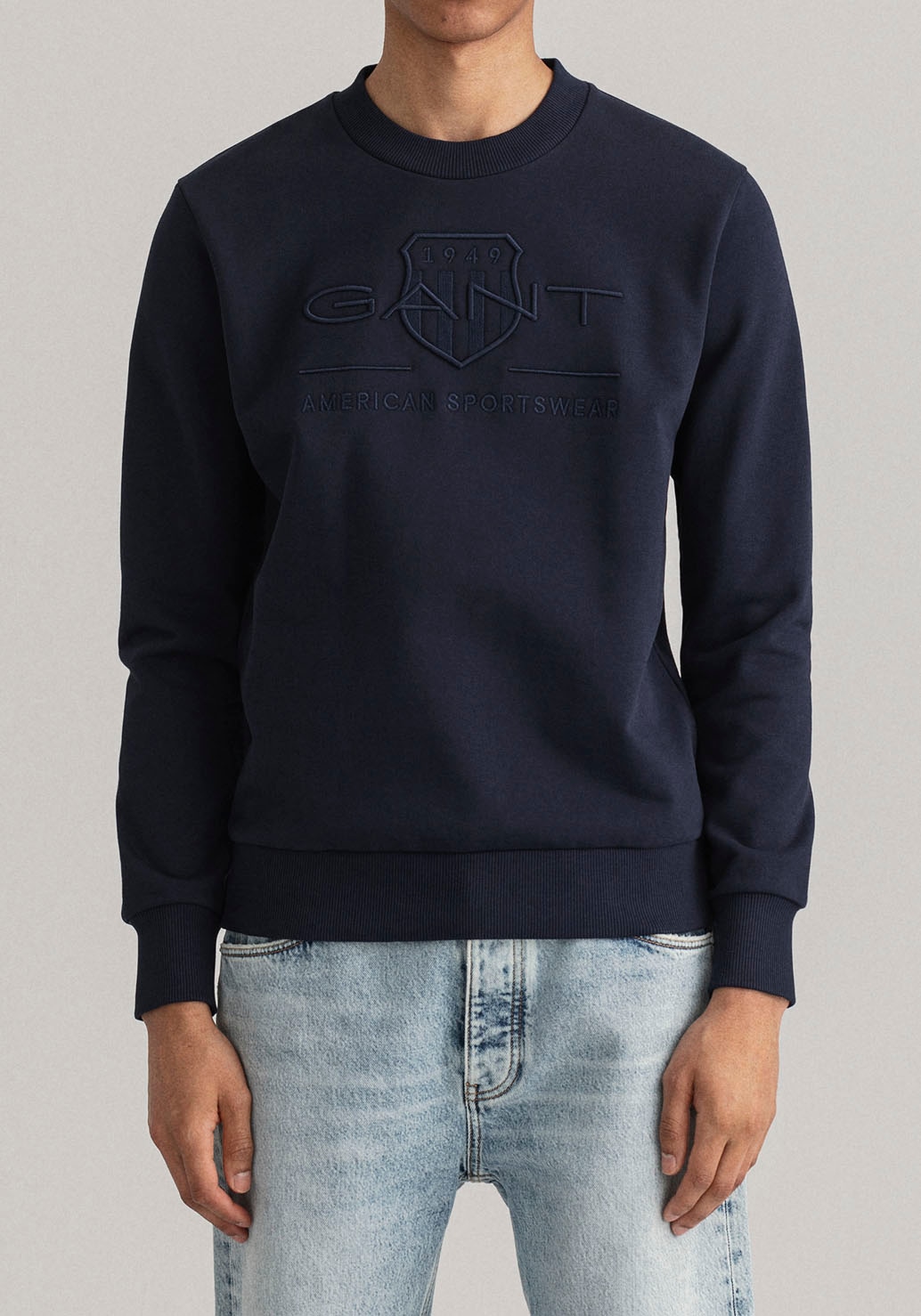 Gant Sweatshirt "D1. TONAL ARCHIVE SHIELD C-NECK", mit Logostickerei auf der Brust