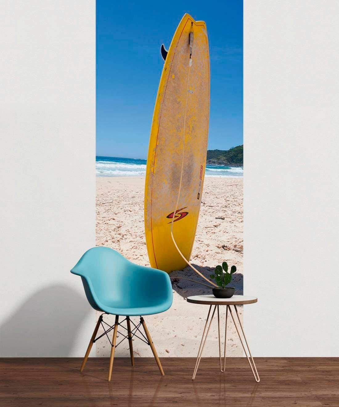 living walls Fototapete »Surfboard im Sand«, Vlies, Wand, Schräge