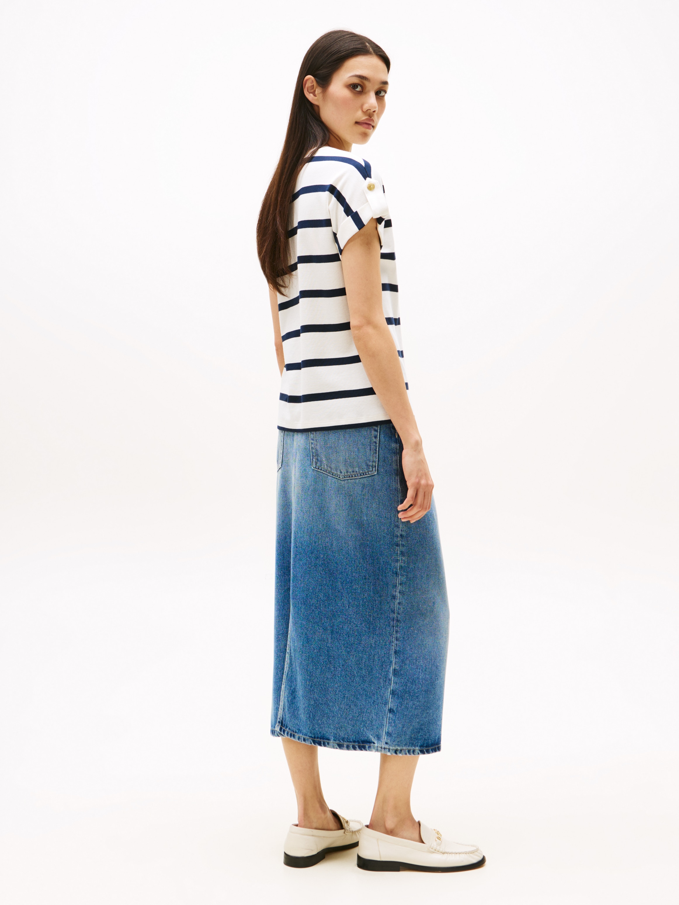 Tommy Hilfiger Kurzarmshirt »GOLD BUTTON MDRN C-NK SS TEE«, mit goldfarbenen Knopf