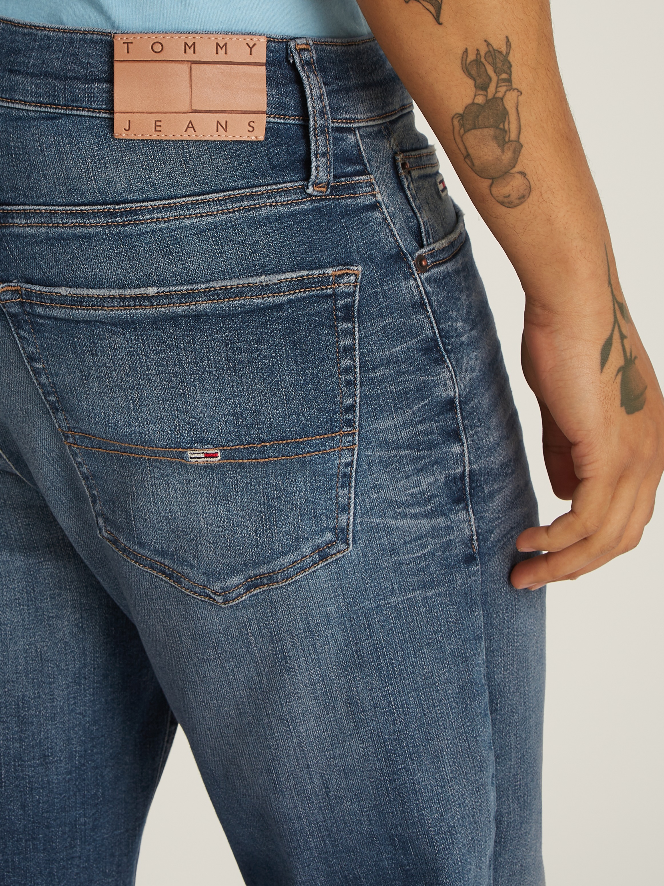 Tommy Jeans Regular-fit-Jeans »RYAN RGLR STRGHT«, mit Logoprägung