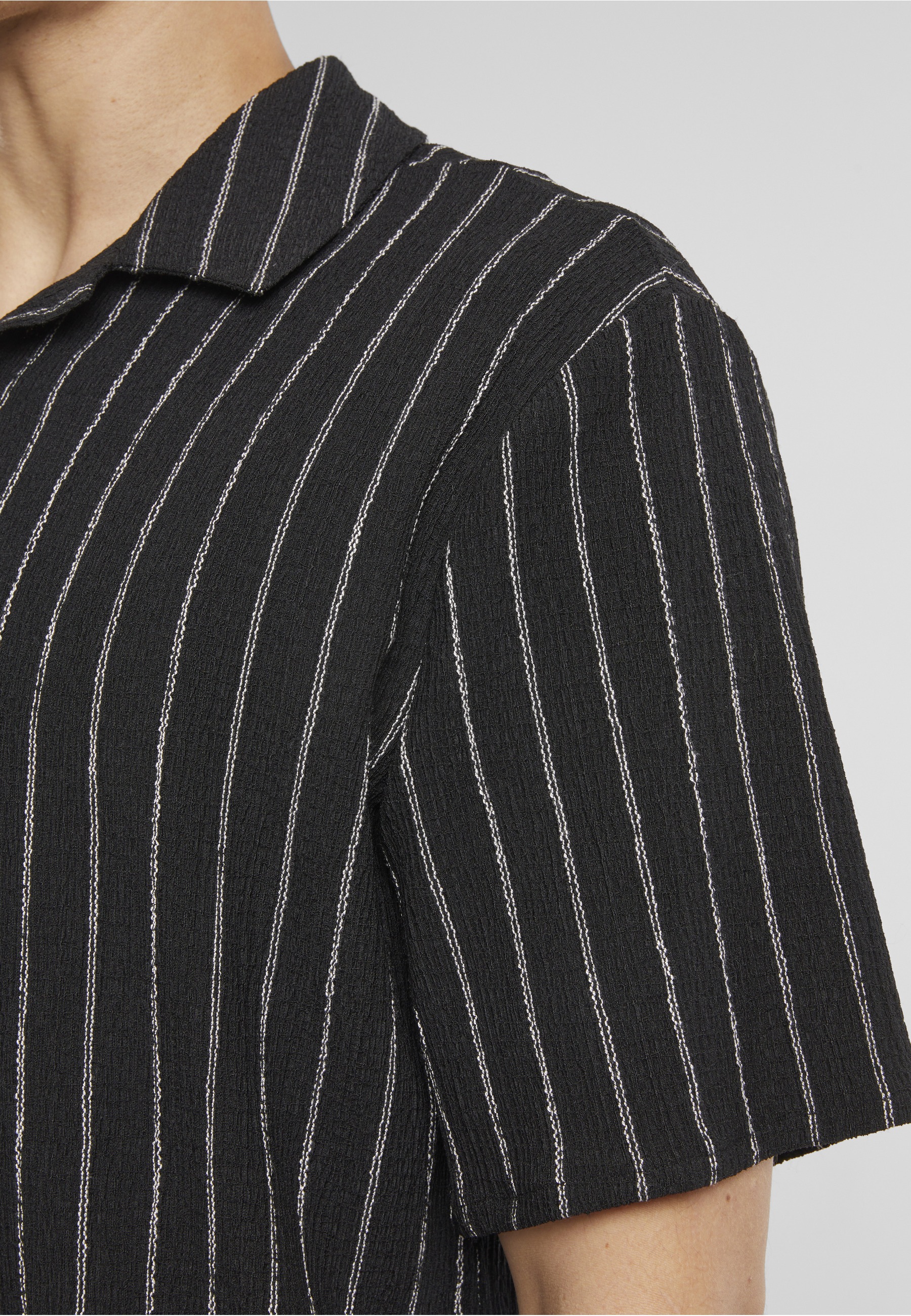 URBAN CLASSICS Langarmhemd »Urban Classics Striped Crinkle Resort Shirt« 1