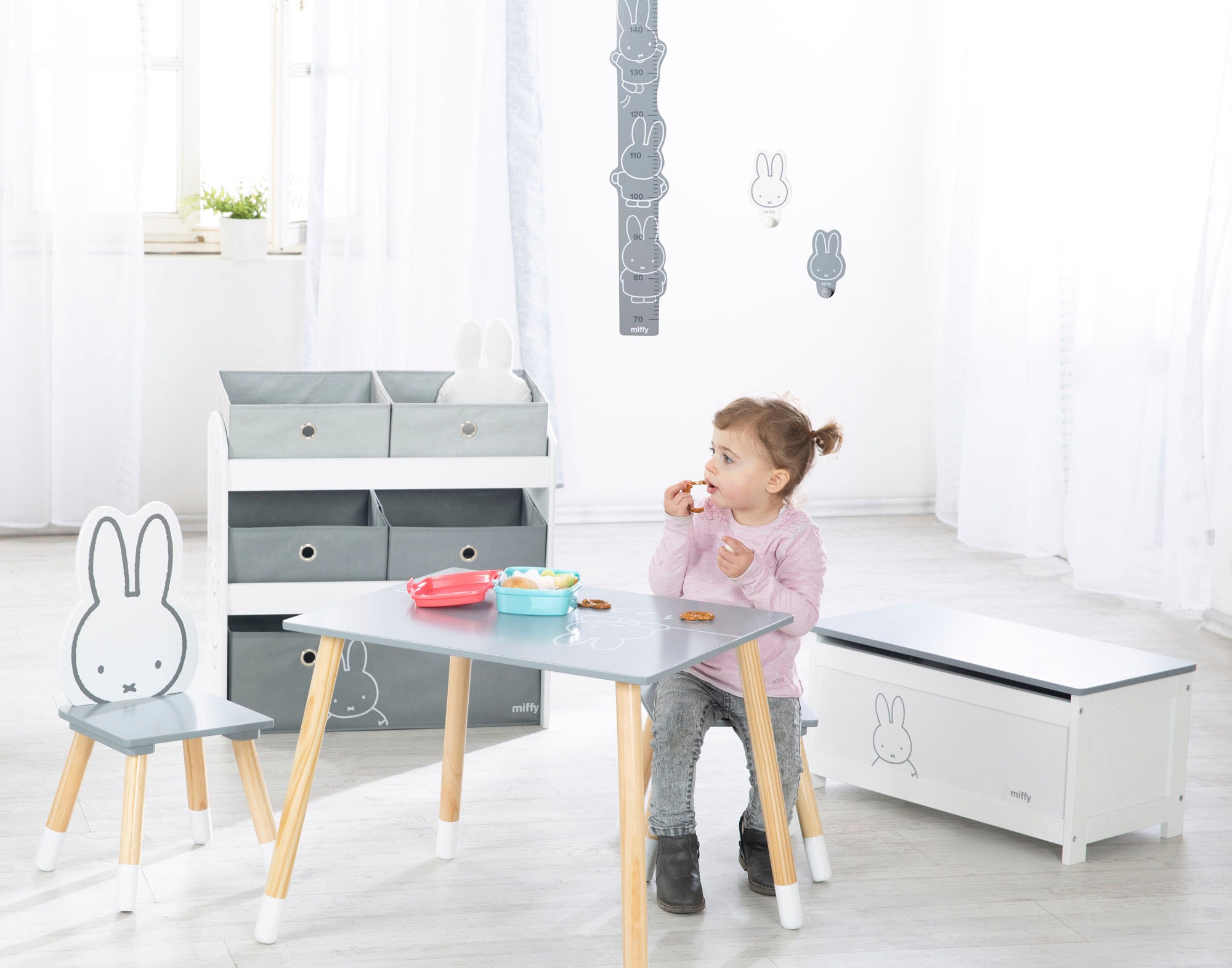 roba® Kinderregal »miffy®, grau«, inklusive 5 Stoffboxen in 2 Größen