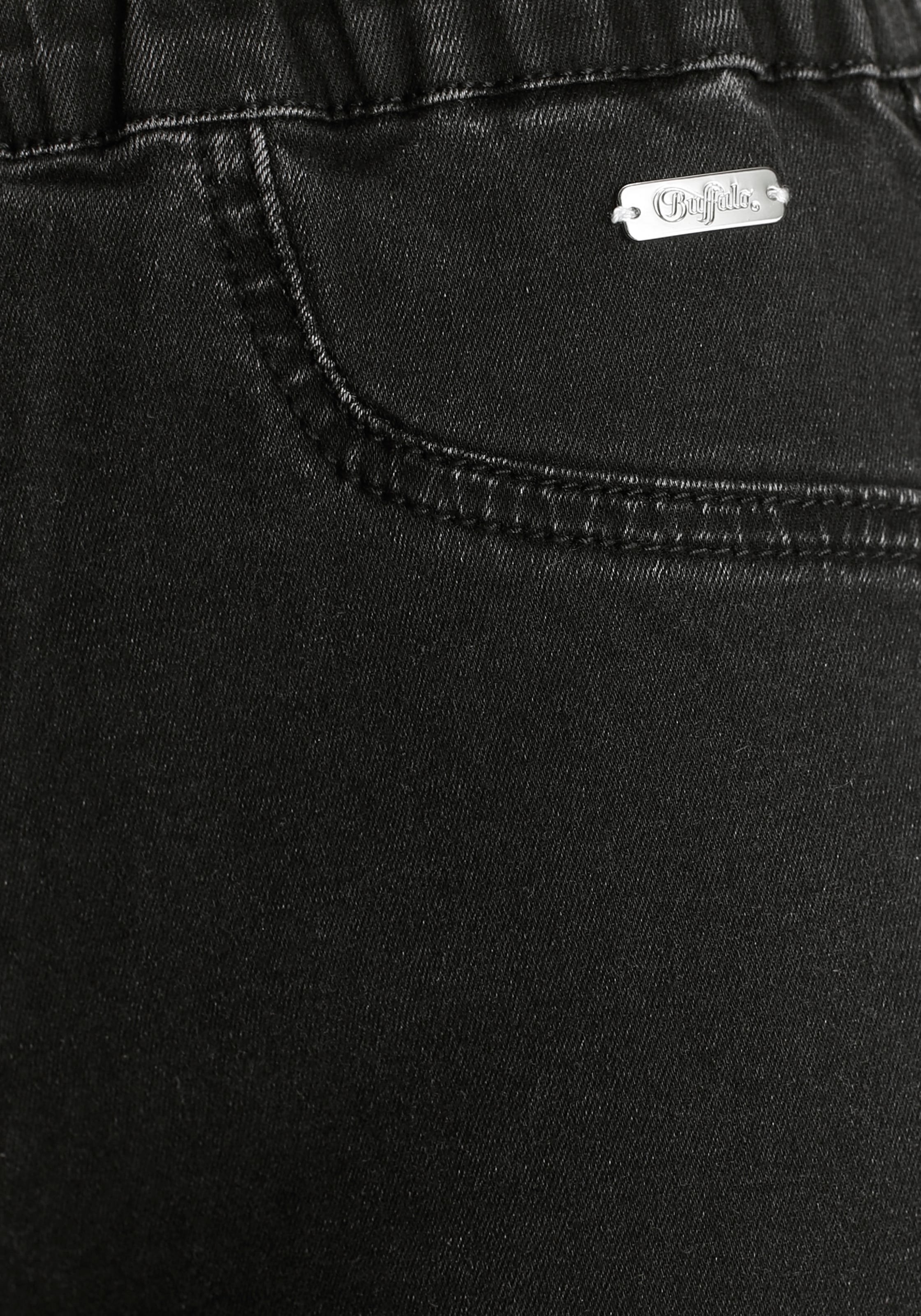 Buffalo Shorts  in elastischem Denim mit zwei Gesäßtaschen