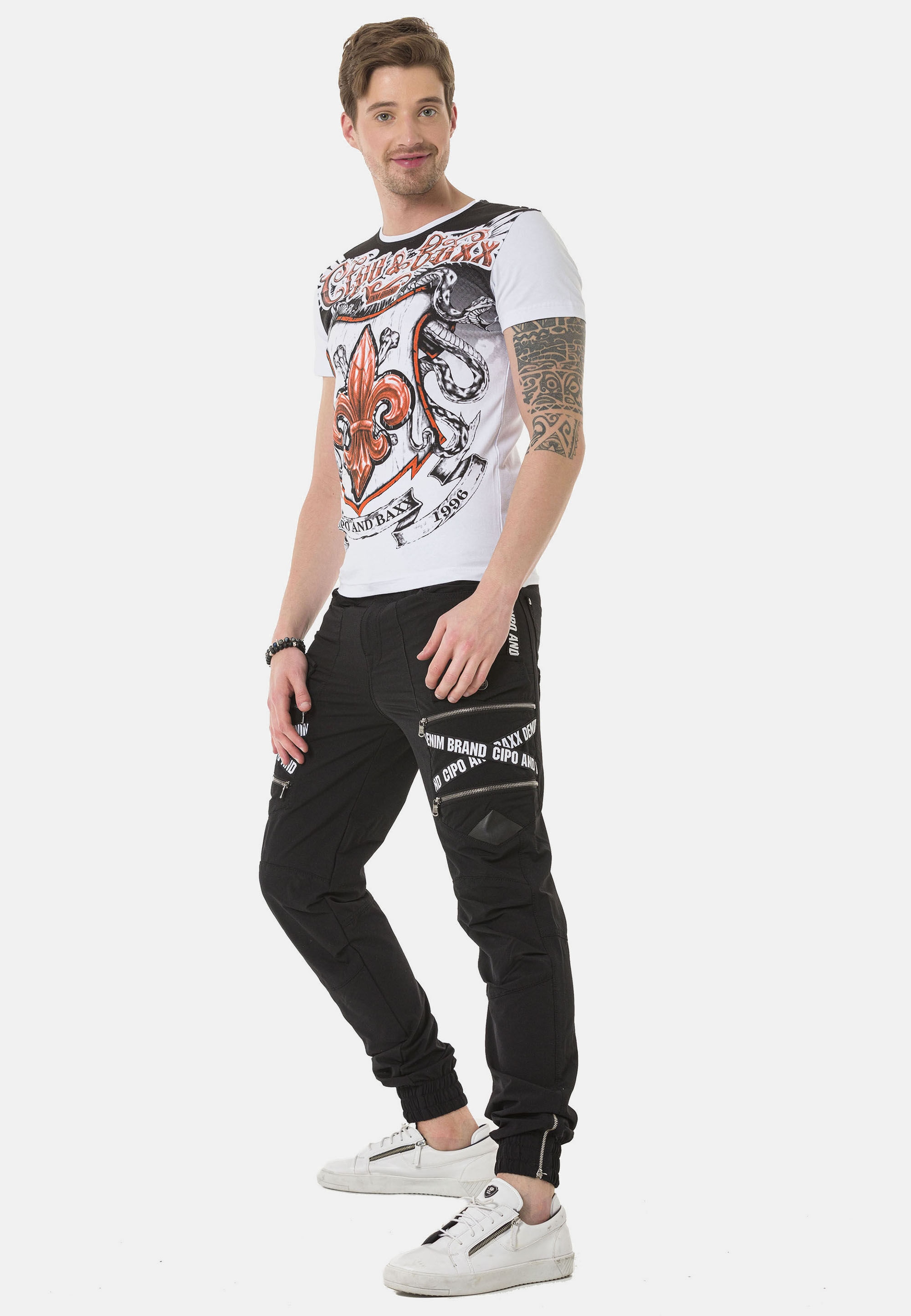 Cipo & Baxx T-Shirt »T-Shirt« mit rockigen Wappen- und Flügelprints