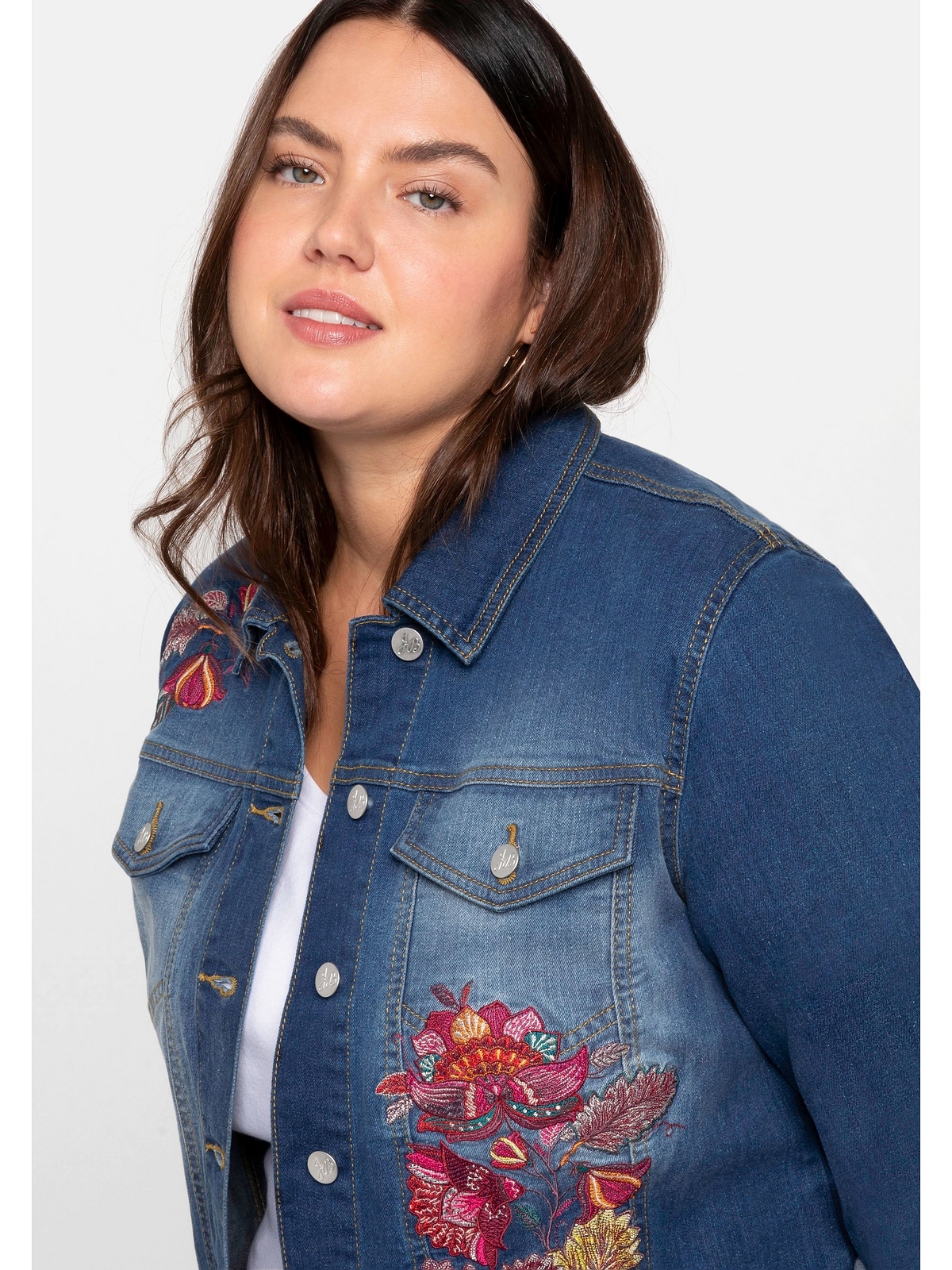 Voller Produkte! sheego by Joe Browns Jeansjacke mit Form Blumenstickerei in taillierter Kapuze »Große ohne Größen«