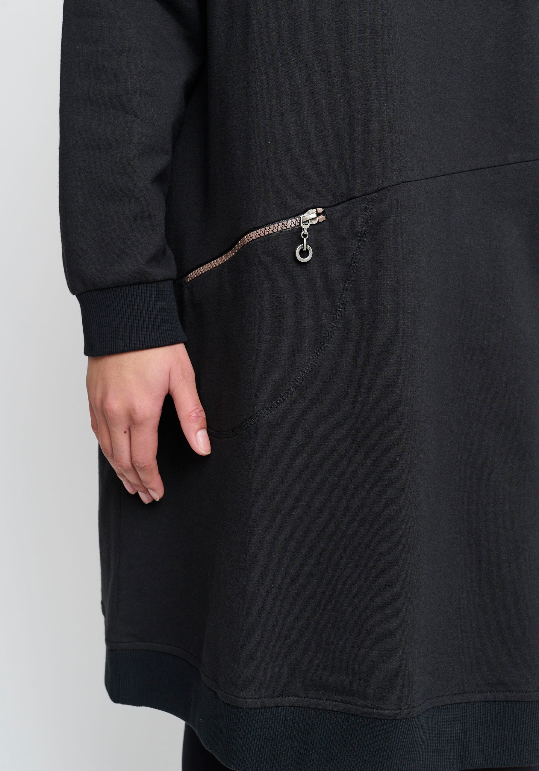 aprico Sweatkleid, mit stylischer Reißverschlusstasche