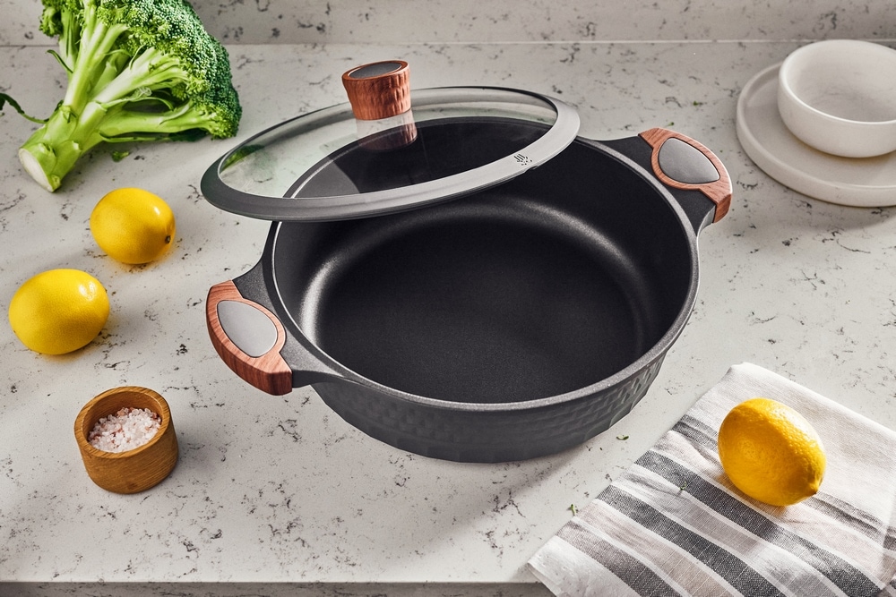 RESTO Kitchenware Kochtopf »Capella, Schmortopf antihaftbeschichtet und spülmaschinenfest«, Aluminiumguss, (2 tlg.), mit Glasdeckel und stoßdämpfendem Silikonrand, im Geschenkkarton