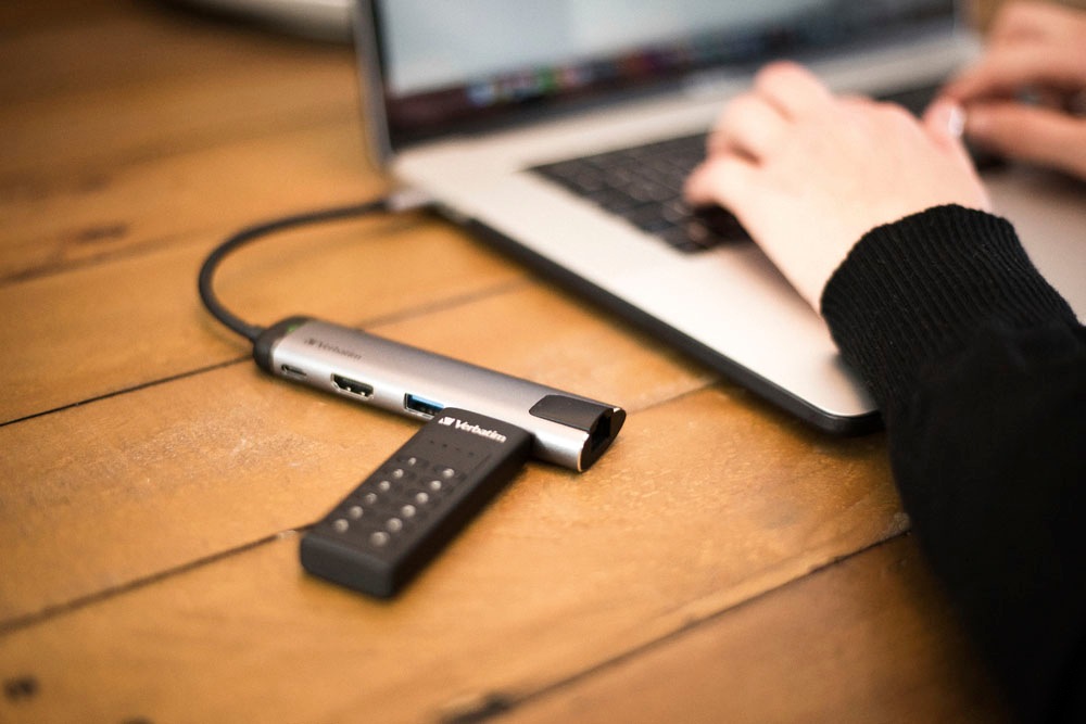 Verbatim USB-Stick »Keypad Secure 64GB«, (USB 3.2 Lesegeschwindigkeit 160 MB/s)