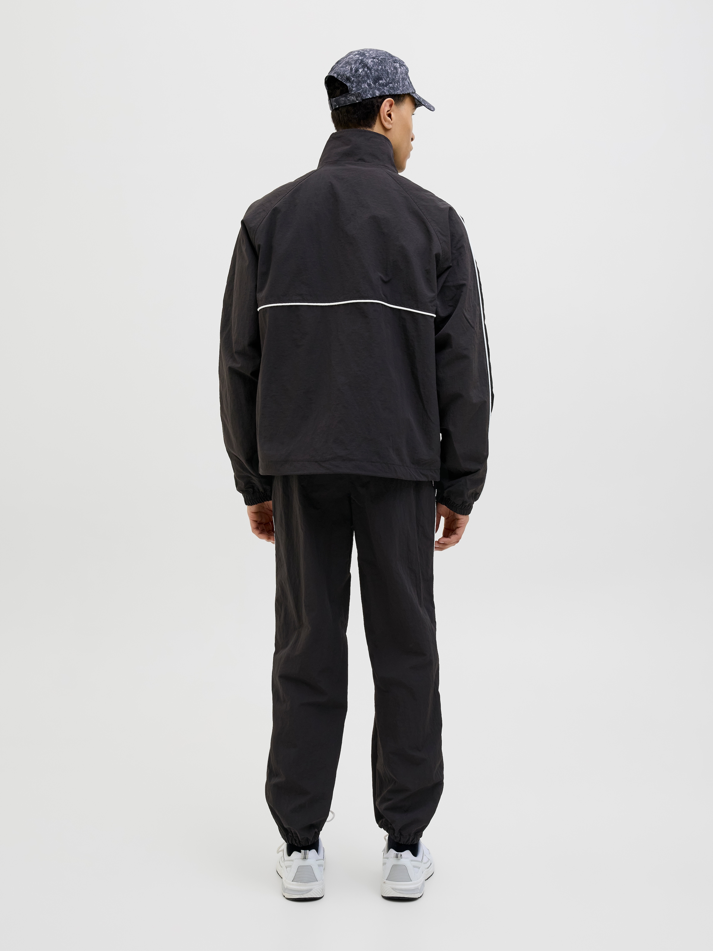 Jack & Jones Outdoorjacke »JCOUNION TRACK JACKET SN«, ohne Kapuze, Mit stylischem Print
