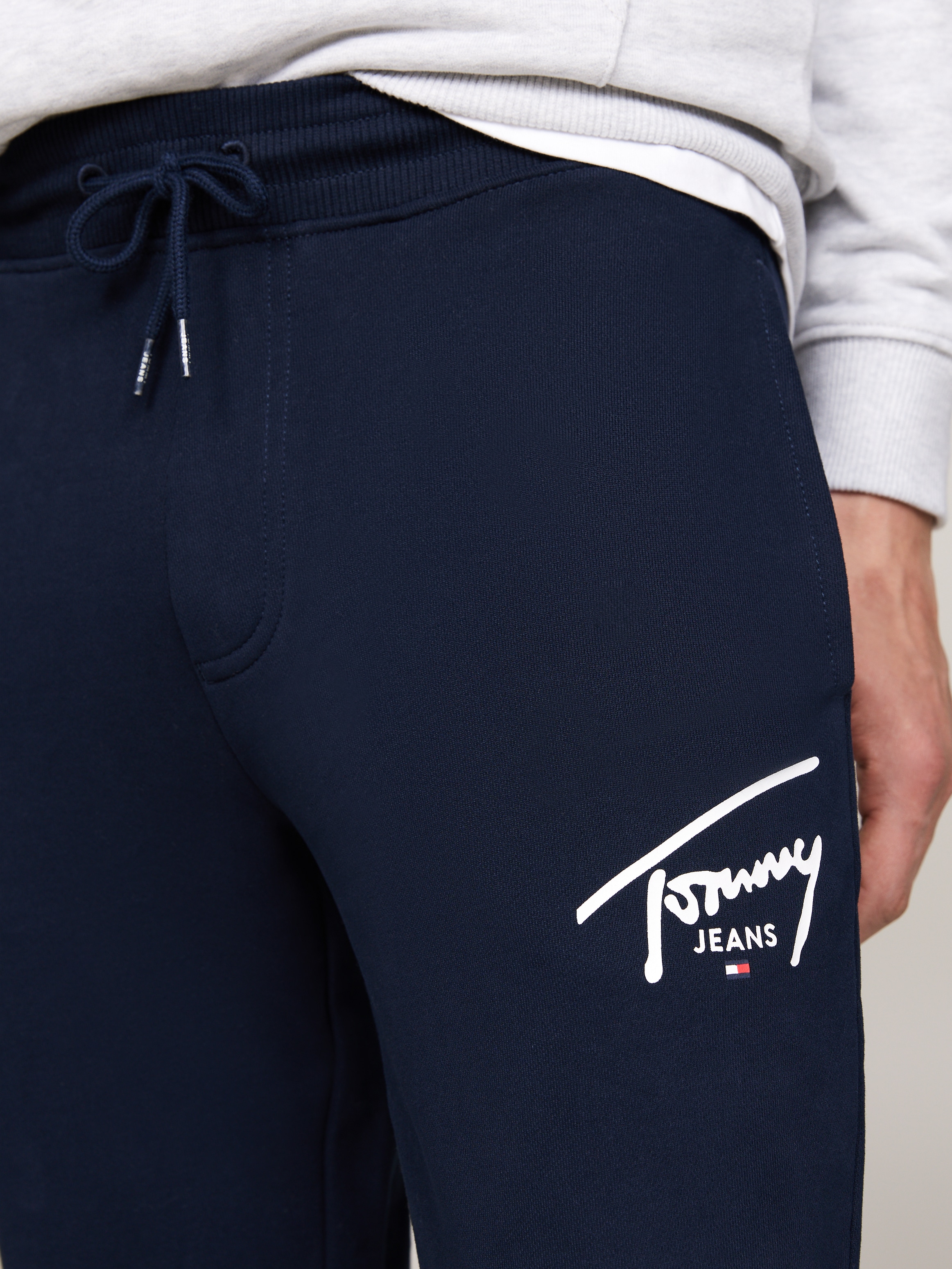 Tommy Jeans Jogginghose "TJM SLIM ENTRY GRAPHIC SWEATPANT", mit Logoschriftzug