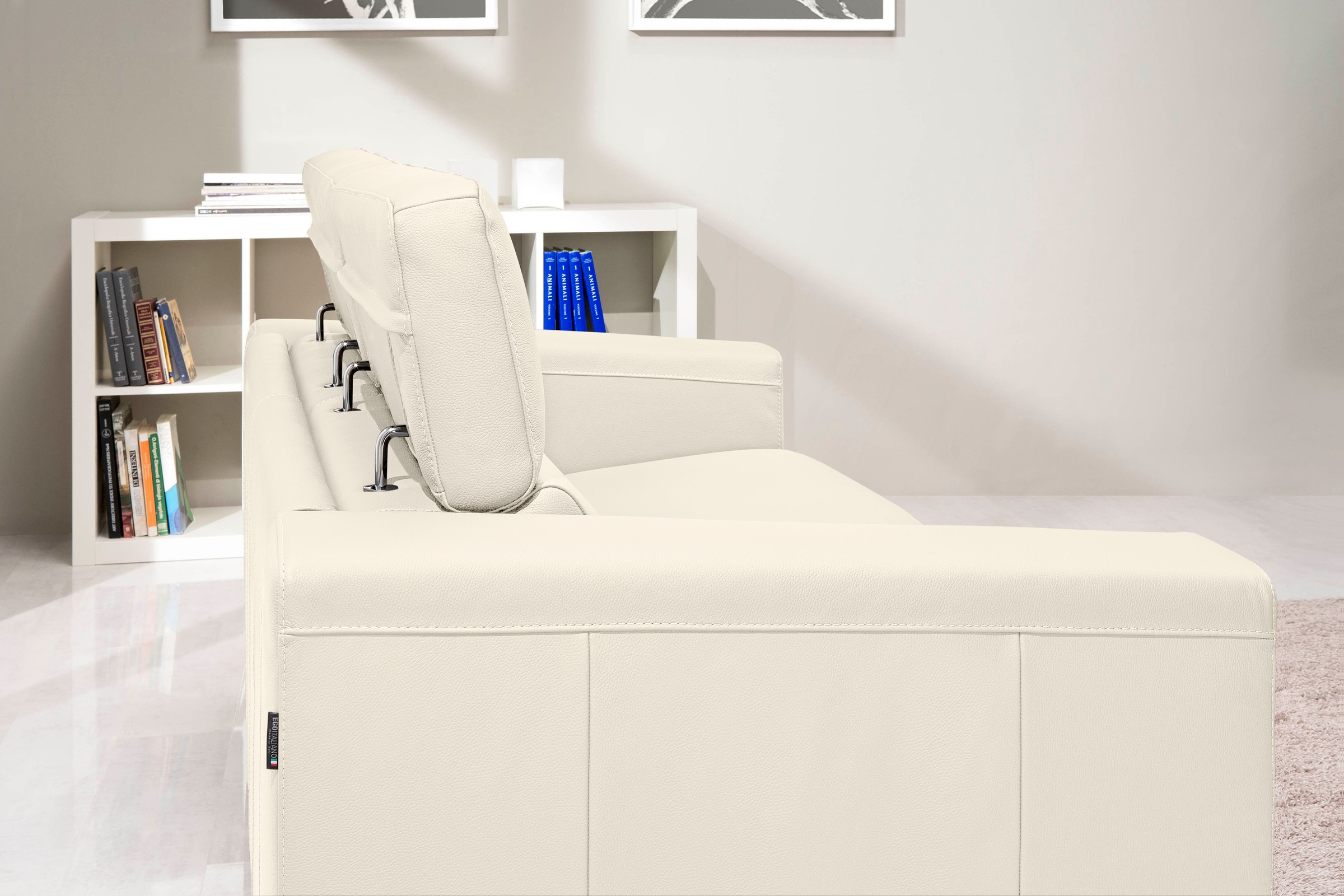 Egoitaliano Schlafsofa »Cabiria, Design und super Sitz- und Liegekomfort«, Sofa inkl. Schlaffunktion, Kopfteile verstellbar, mit Metallfüßen