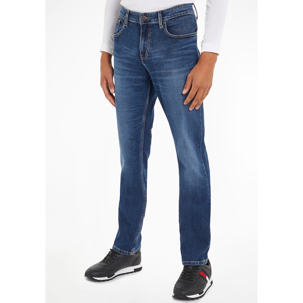 Tommy Jeans Straight-Jeans »RYAN RLXD STRGHT« mit Tommy Jeans Stitching am Münzfach Tommy Jeans Straight-Jeans »RYAN RLXD STRGHT« mit Tommy Jeans Stitching am Münzfach