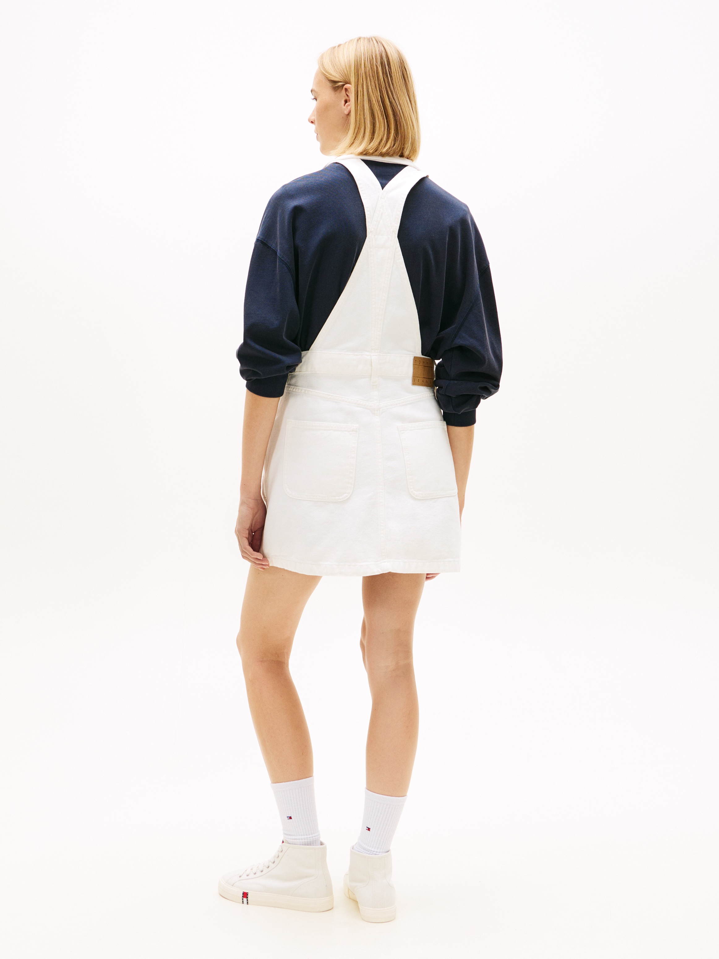 Tommy Jeans Latzkleid »DENIM DUNGAREE DRESS FLG BJ6099« Brusttasche | Eingrifftaschen | Gesäßtaschen in Mini-Länge, Regular Fit